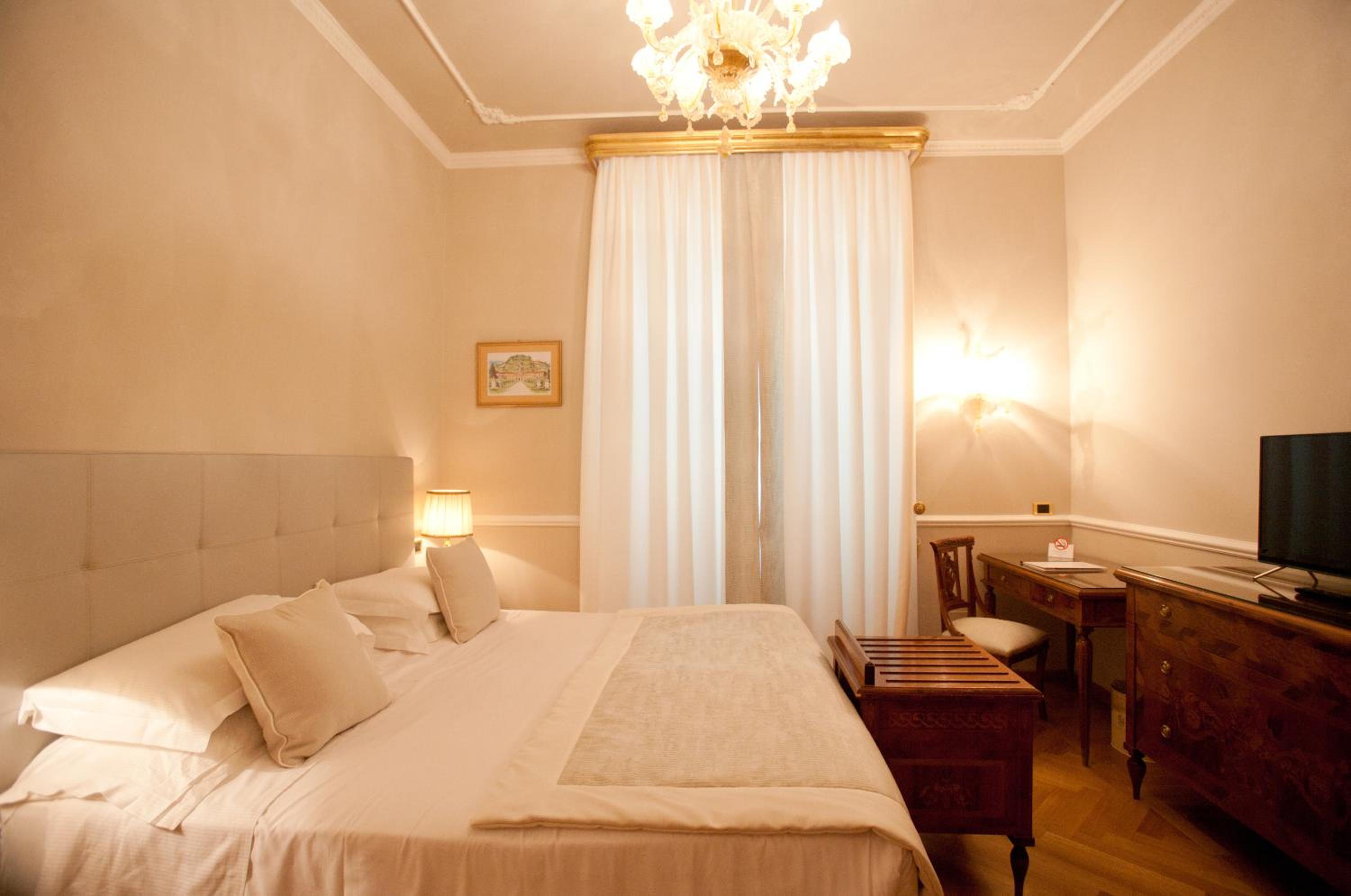 Double or Twin Room - Photo 5