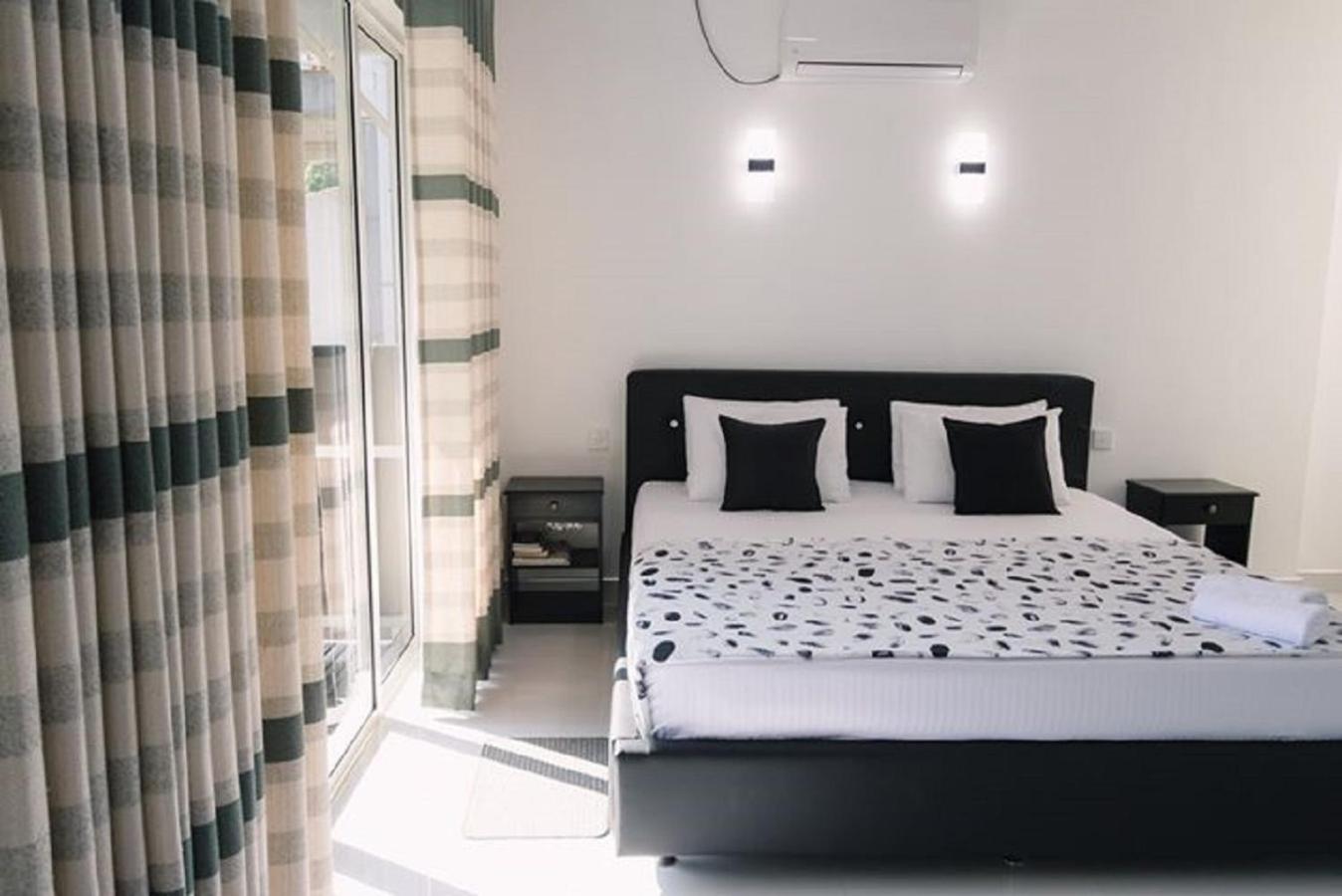 Deluxe Double Room with Balcony photo 3