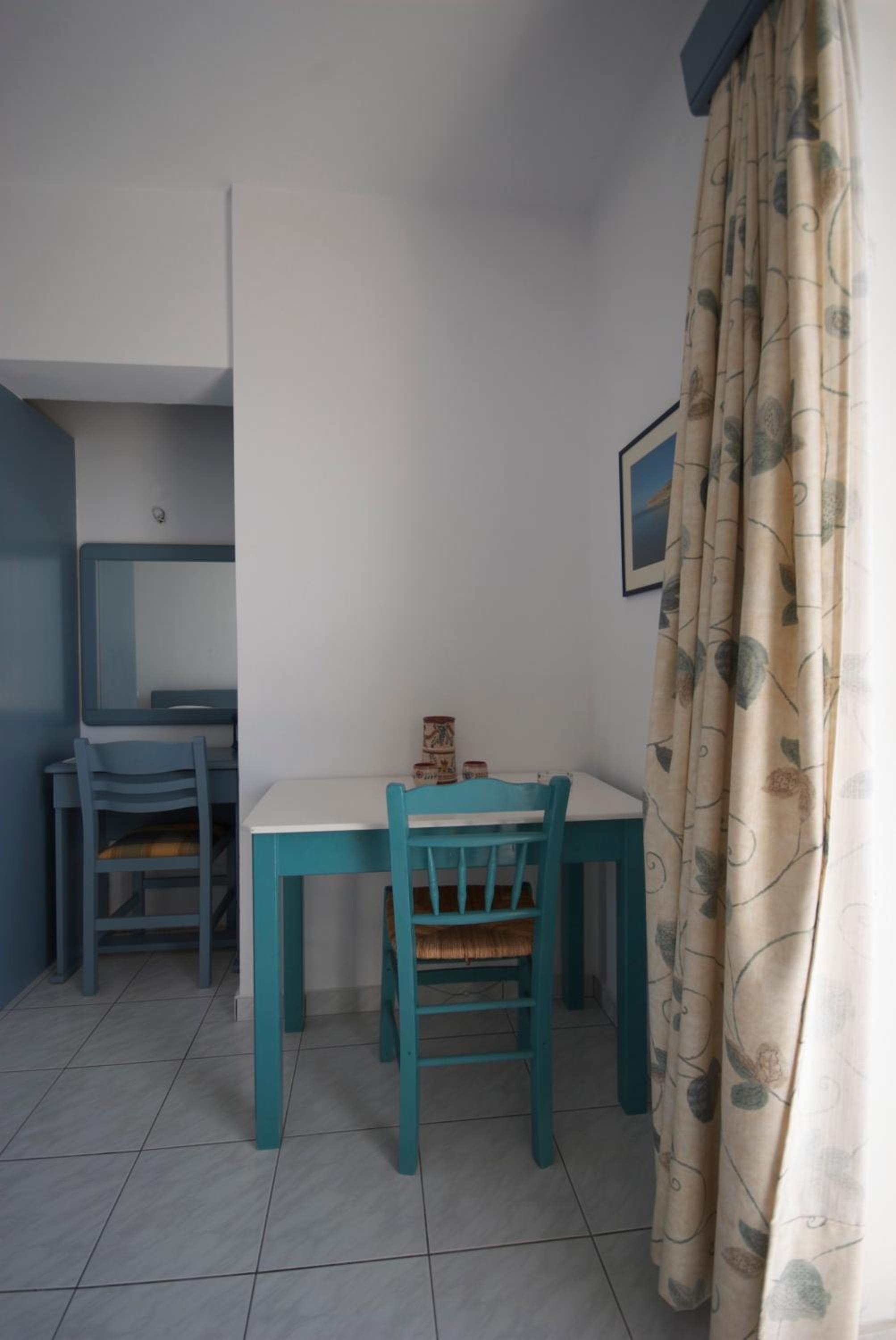 Studio with Pool View - Photo 6