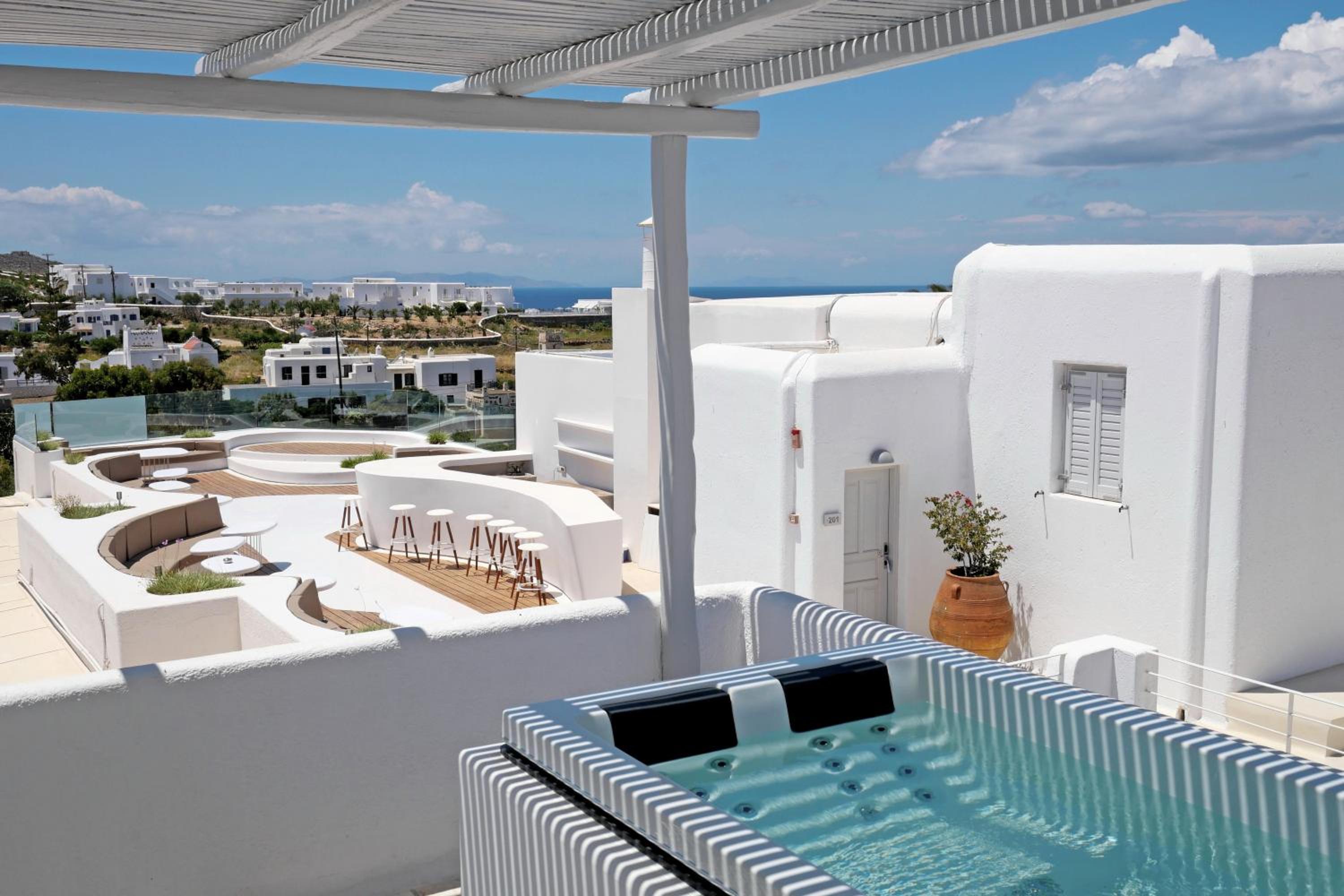 Superior Room / Pool View Jacuzzi photo 2