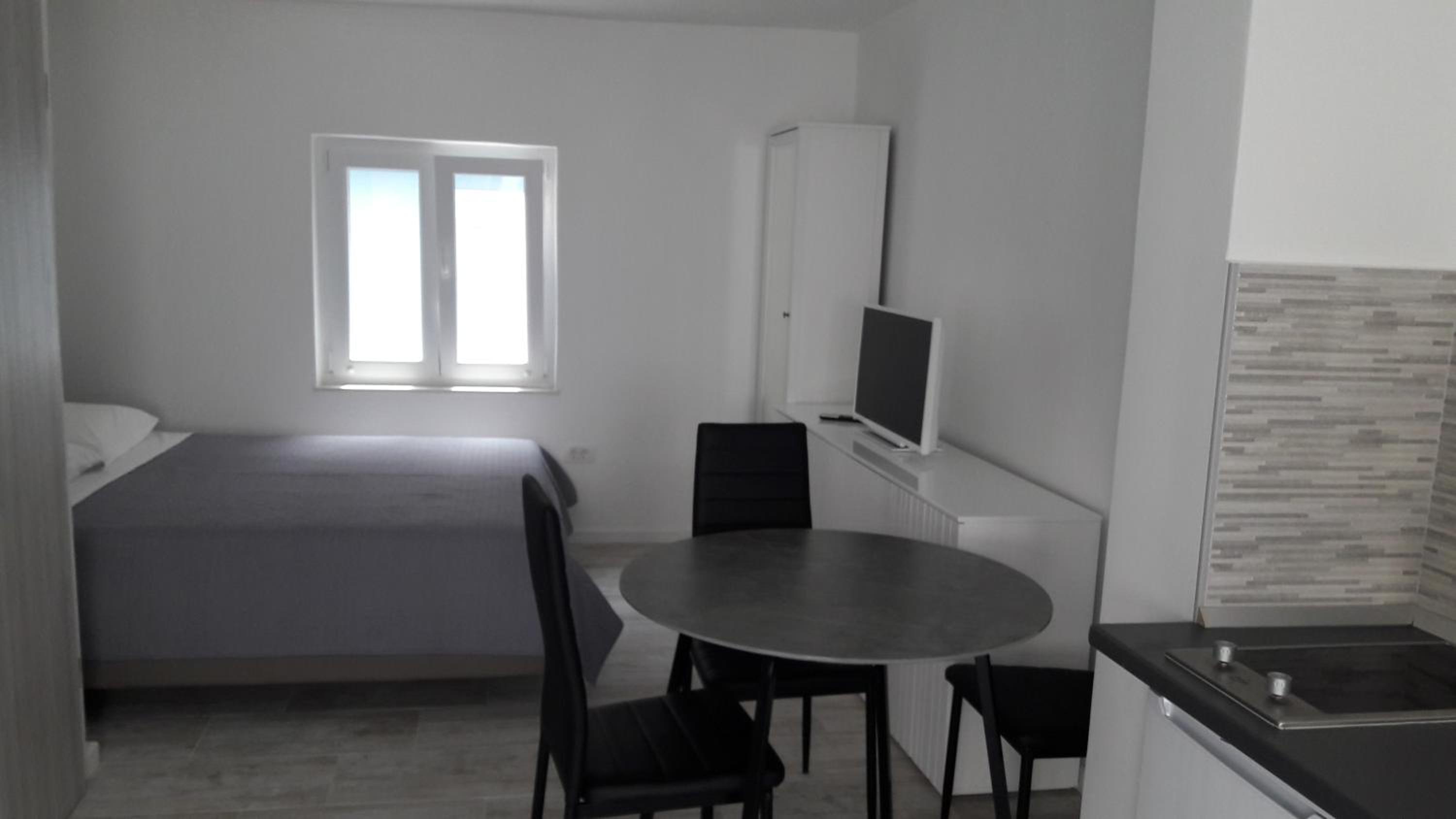 Studio Apartment - Photo 1