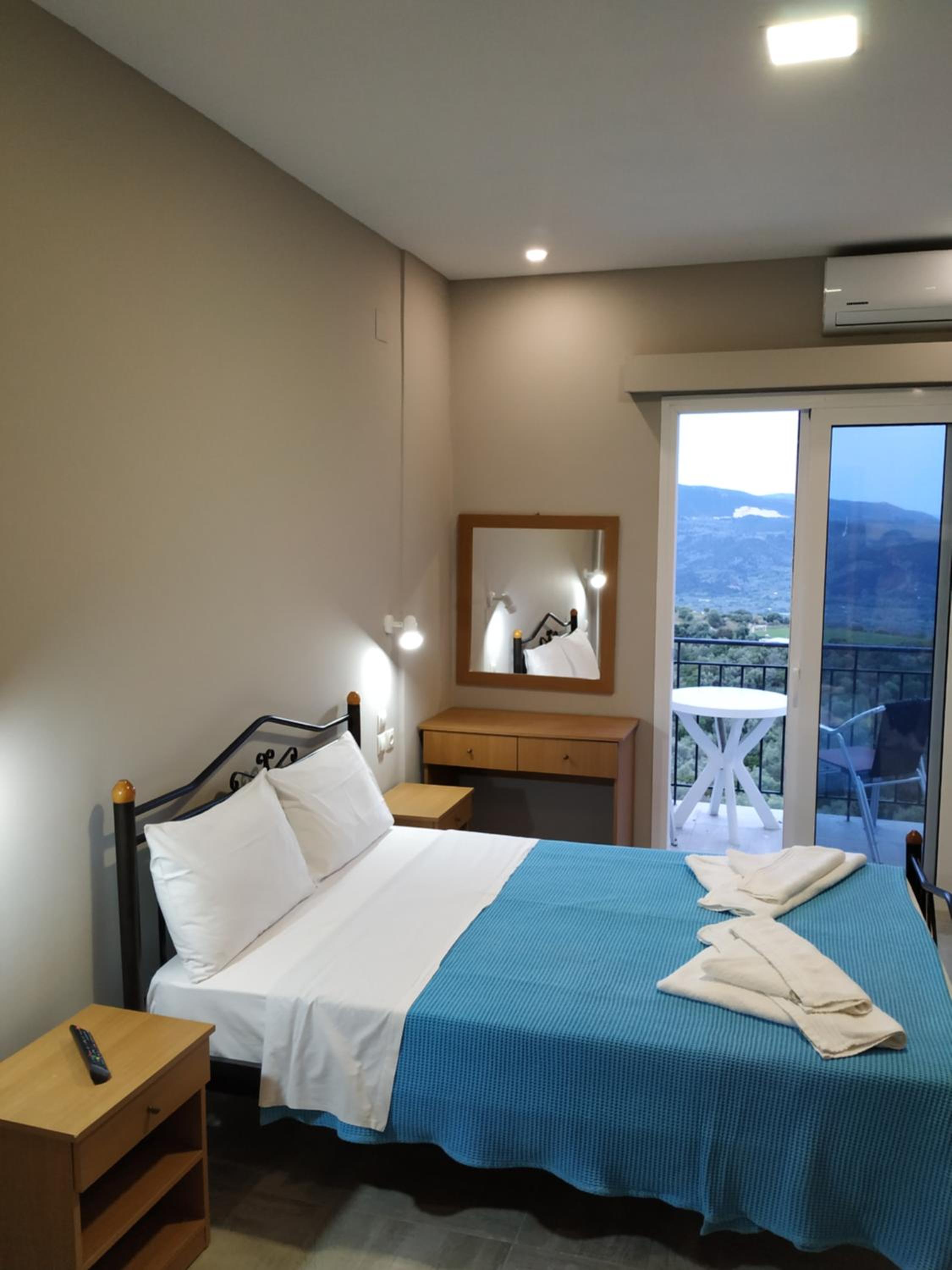 Double Studio with Mountain View - Photo 3