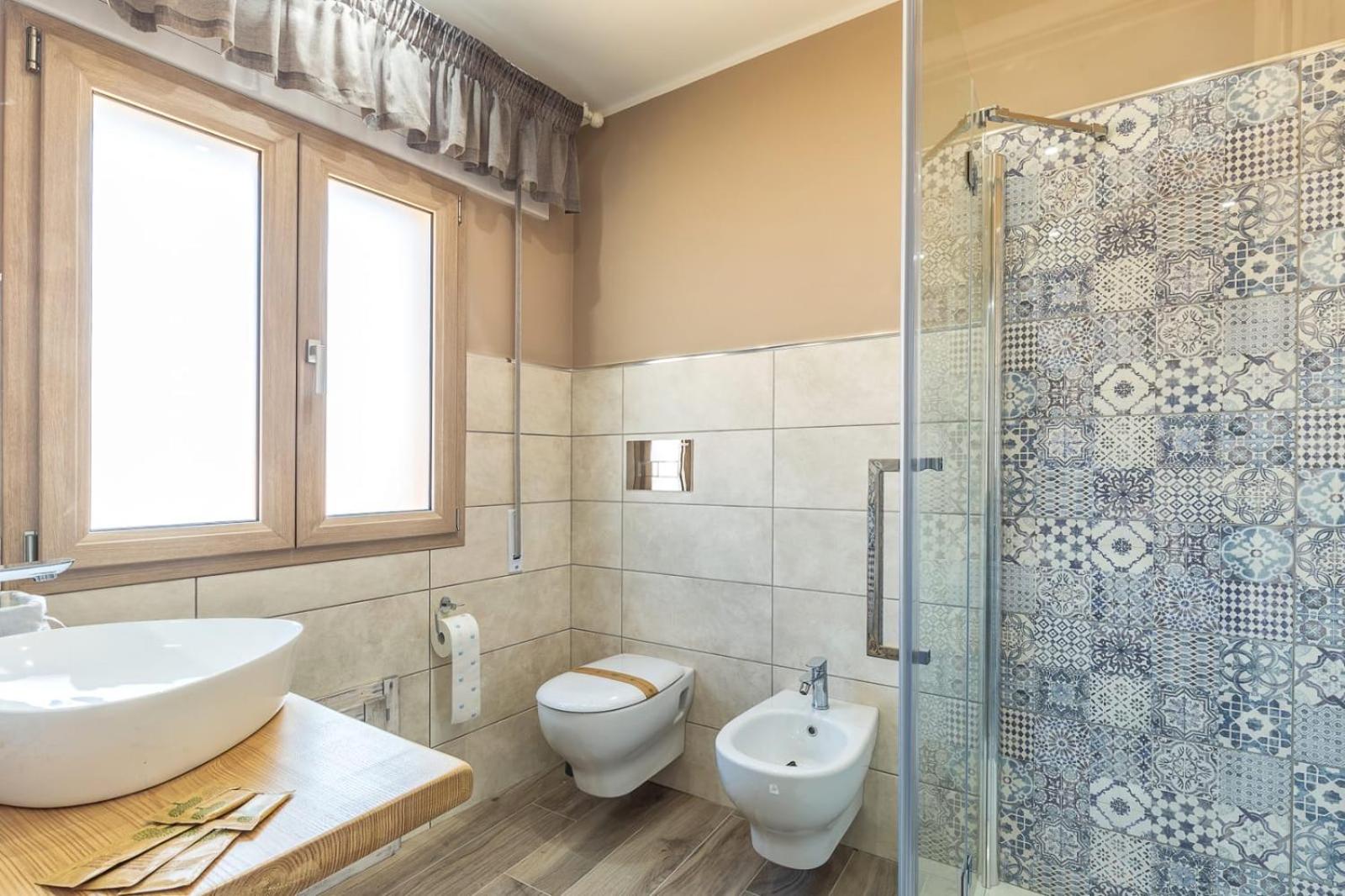Double Room with Private Bathroom - Photo 3