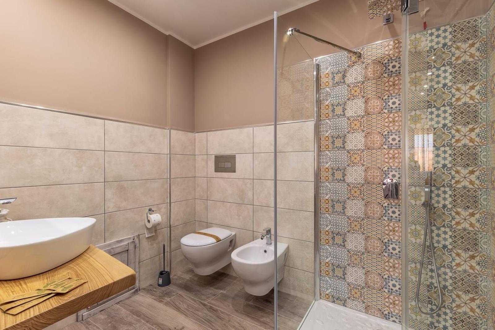 Double Room with Private Bathroom - Photo 19