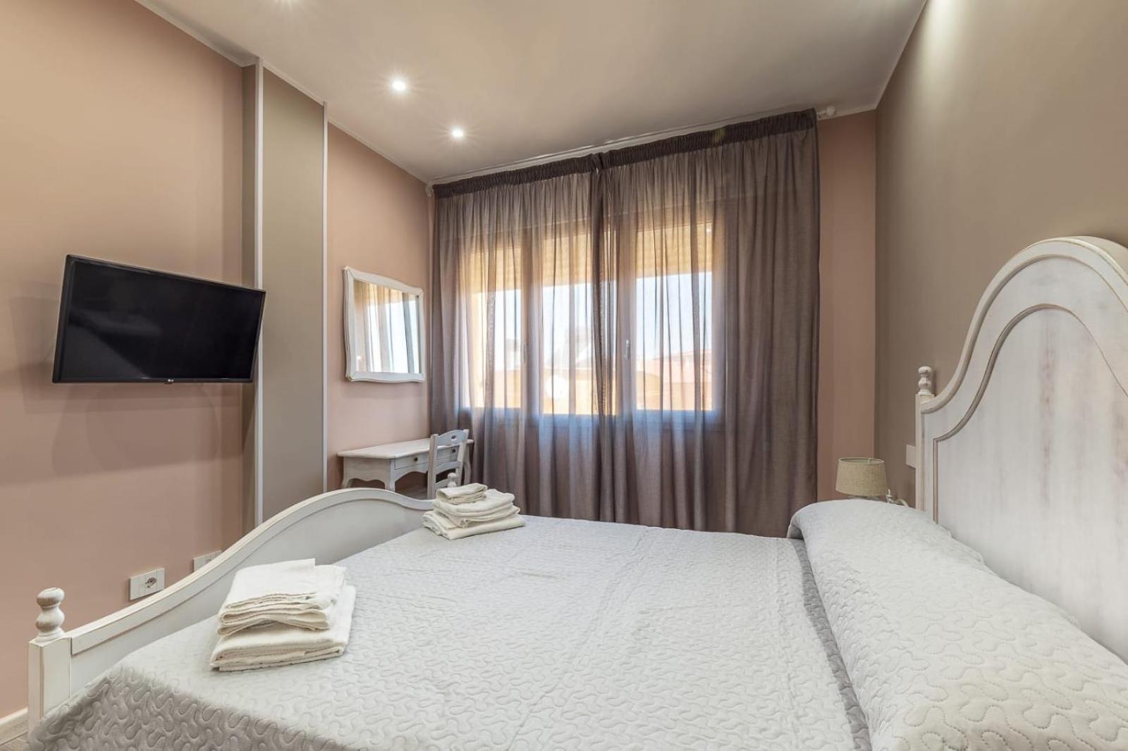 Double Room with Private Bathroom - Photo 24