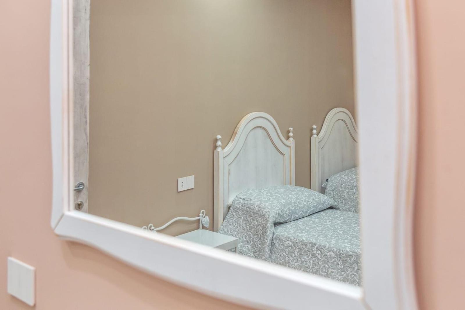 Double Room with Private Bathroom - Photo 8