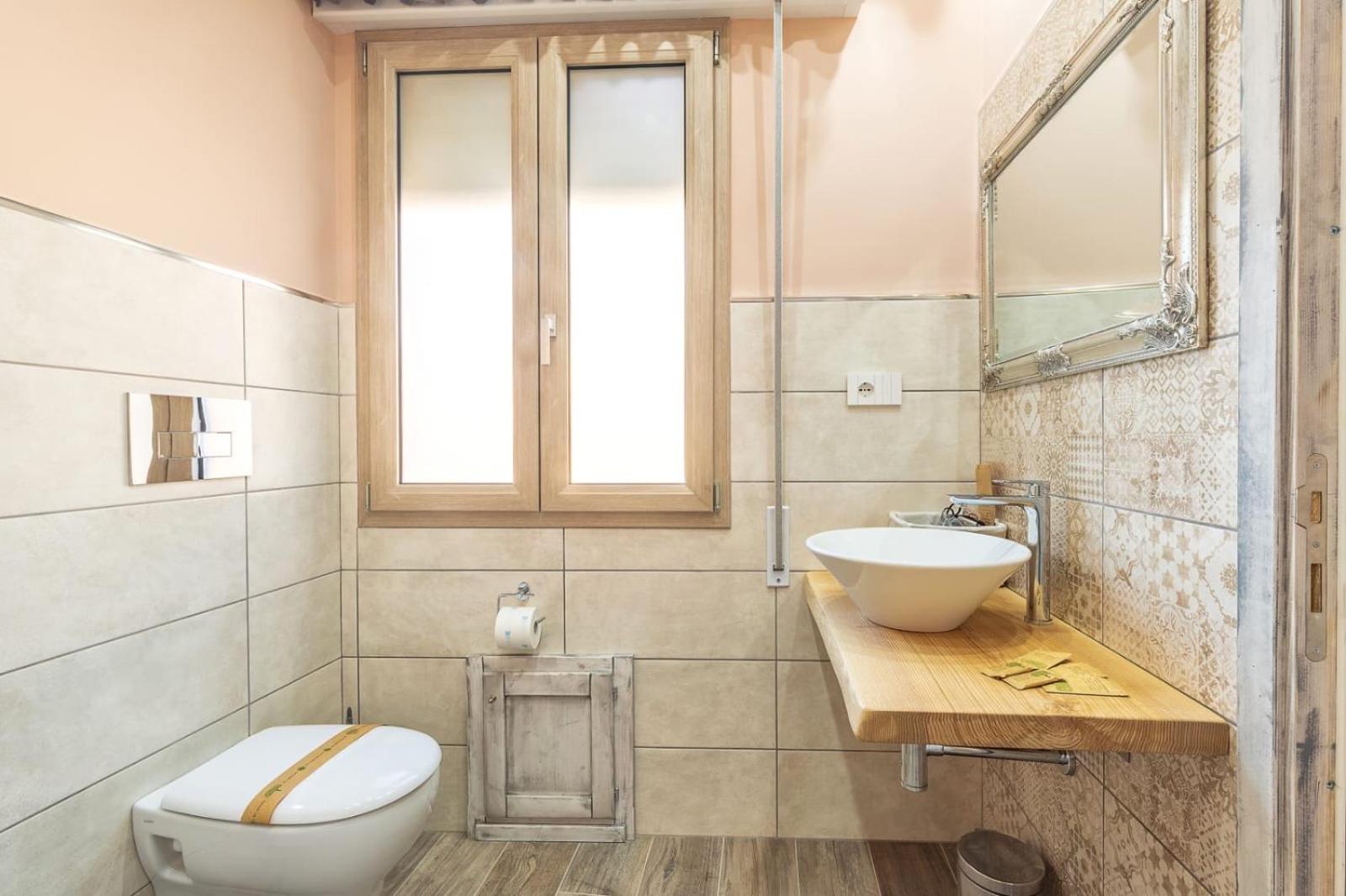 Double Room with Private Bathroom - Photo 9