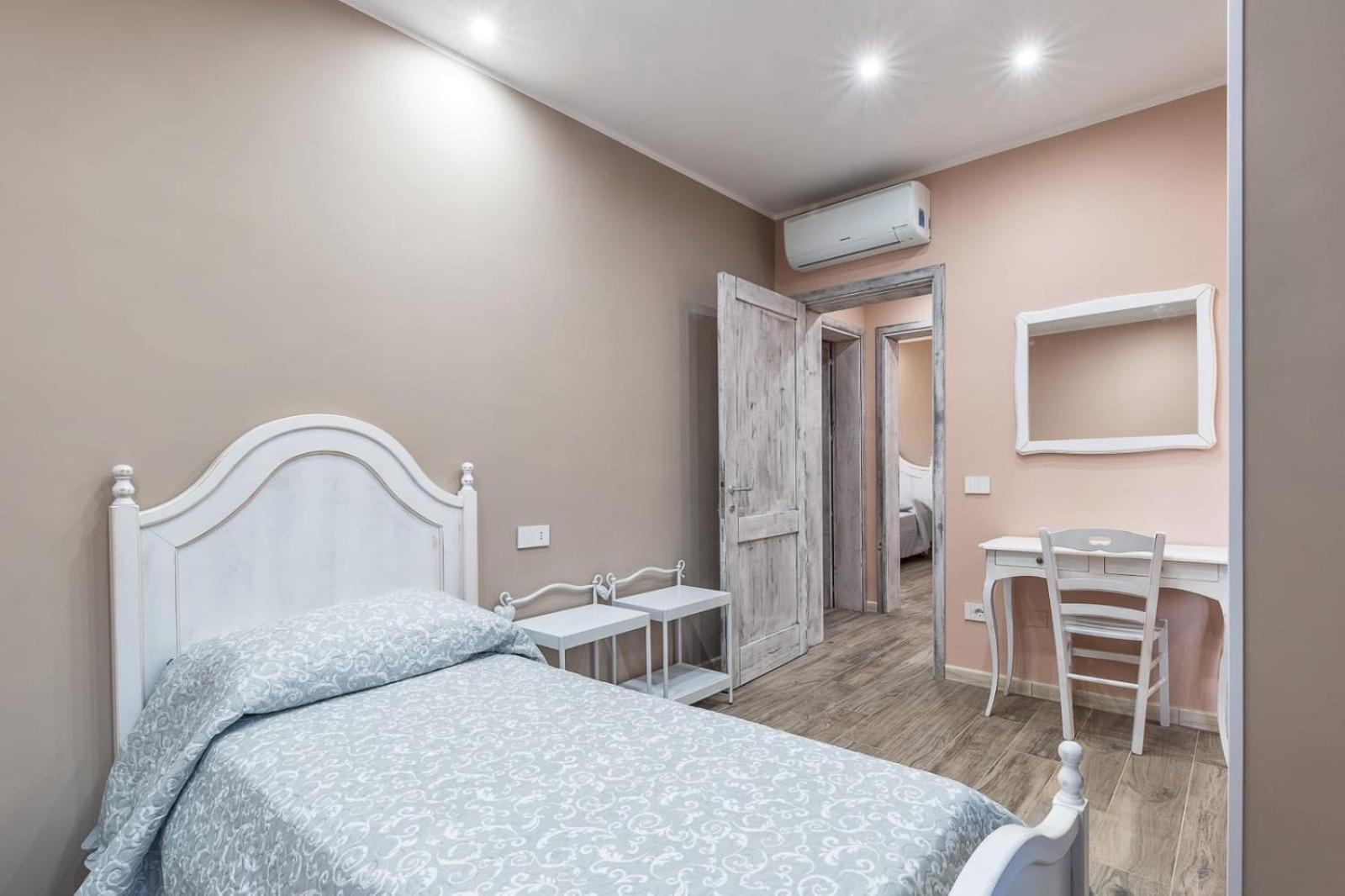 Double Room with Private Bathroom - Photo 7