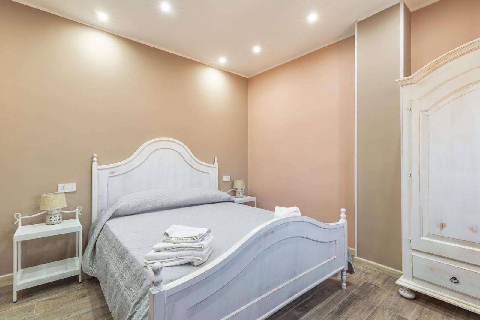 Double Room with Private Bathroom - Photo 17