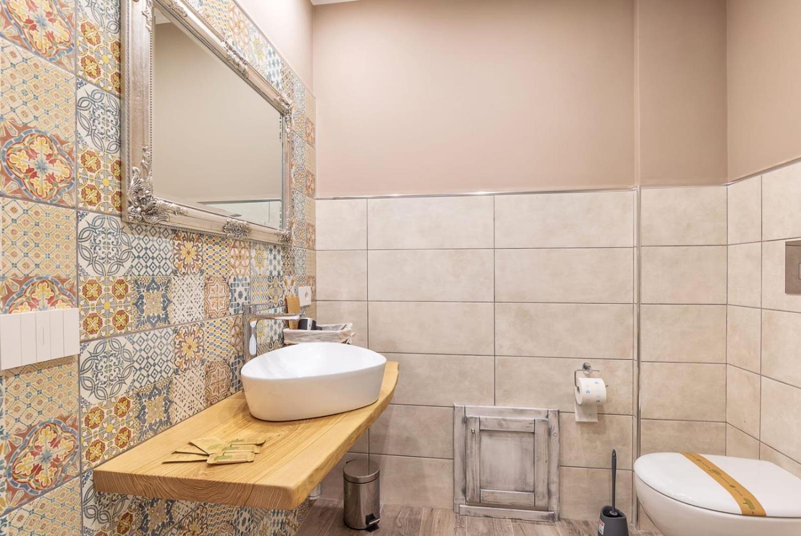 Double Room with Private Bathroom - Photo 16