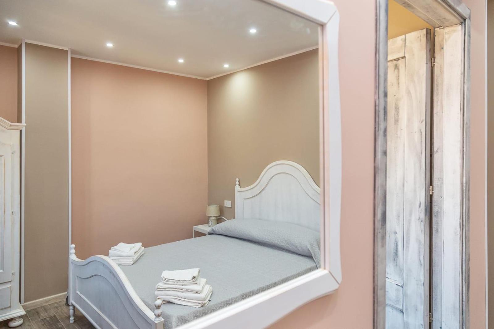 Double Room with Private Bathroom - Photo 14