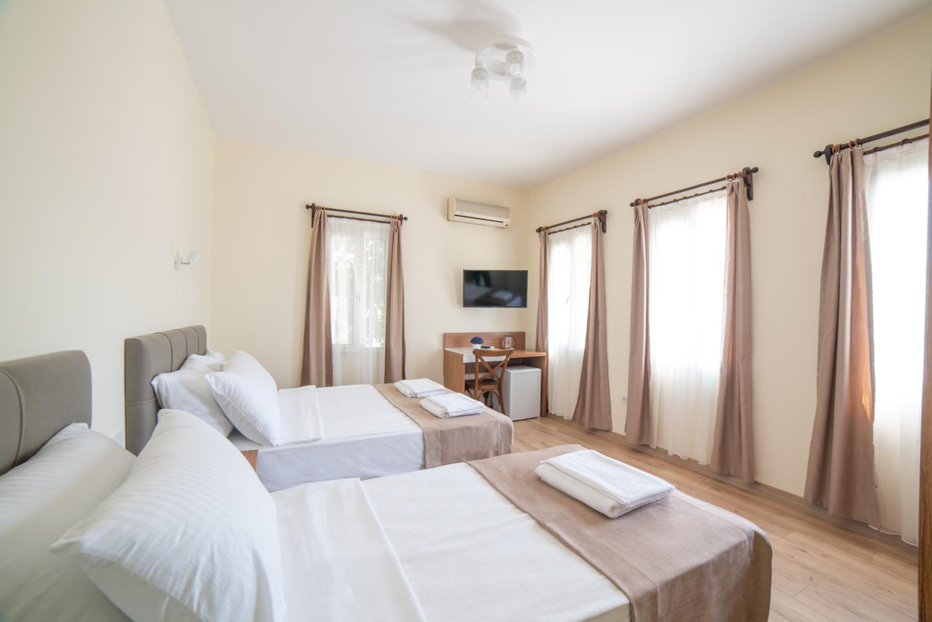 Deluxe Triple Room photo 2