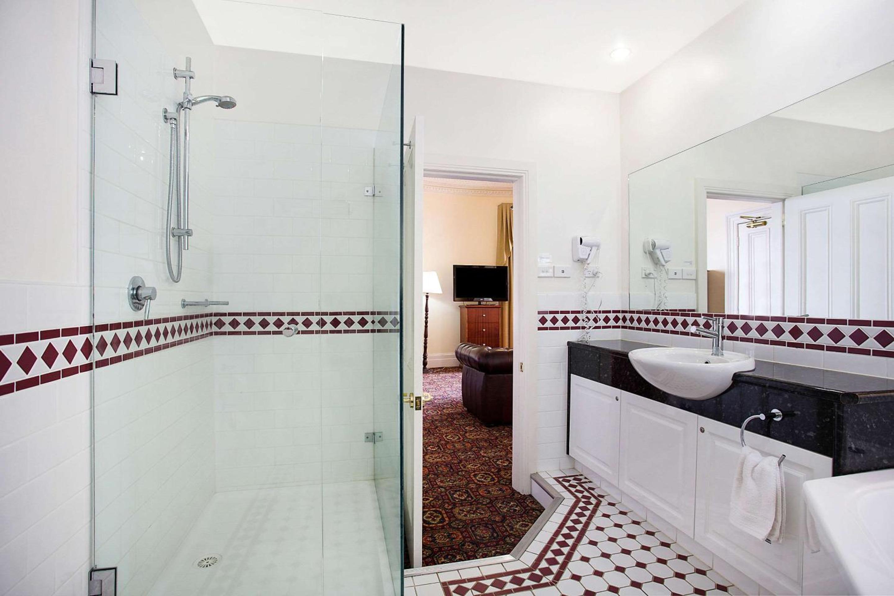Executive Suite - Photo 7