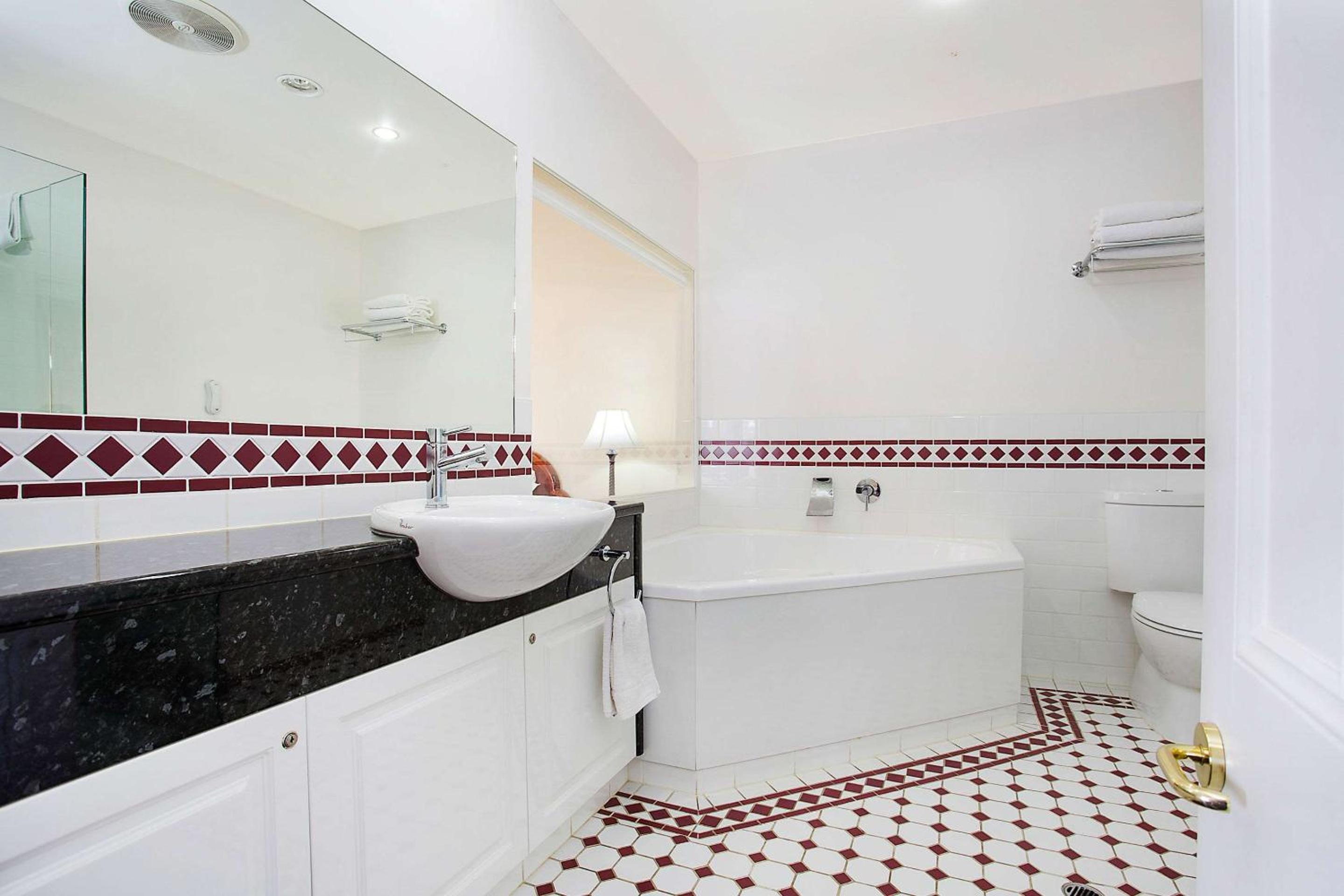 Executive Suite - Photo 5