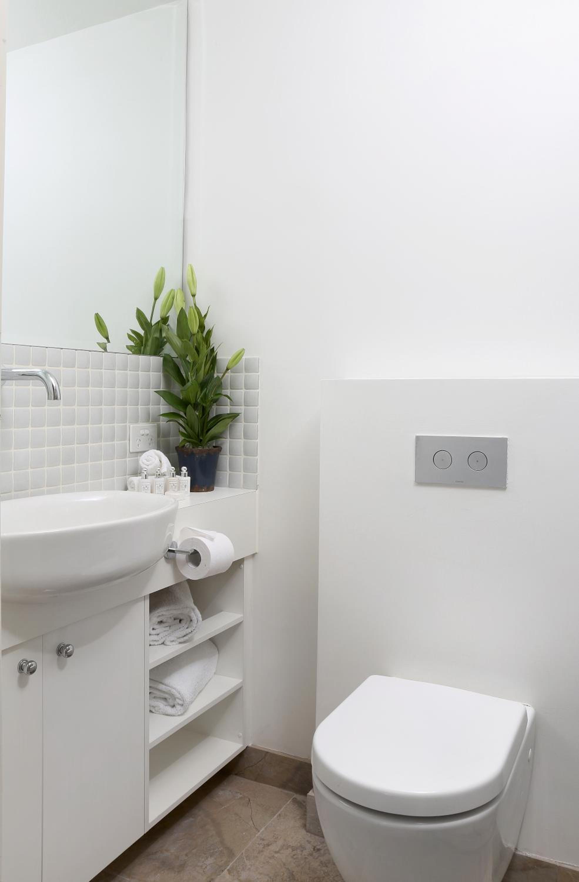 One-Bedroom Apartment - Photo 2
