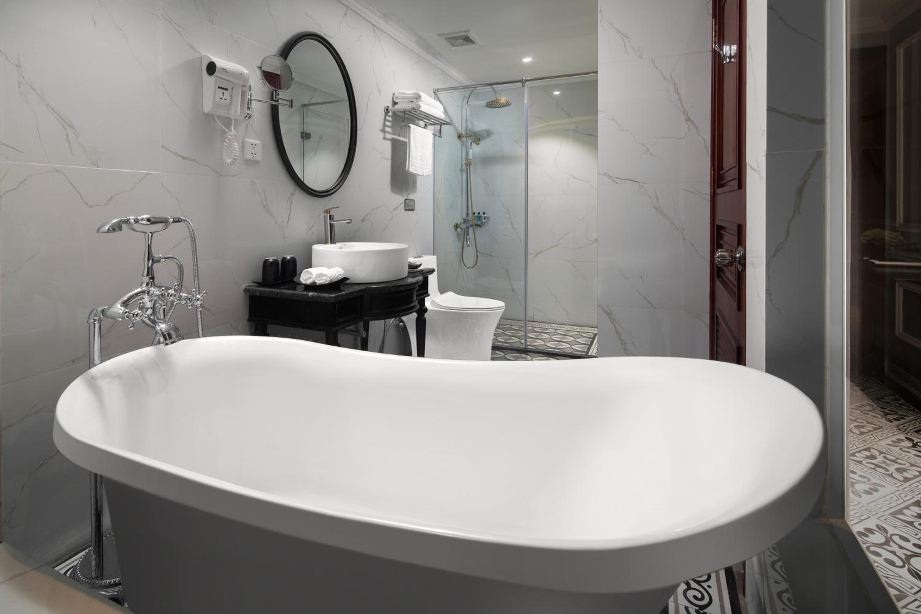Executive Suite - Photo 4