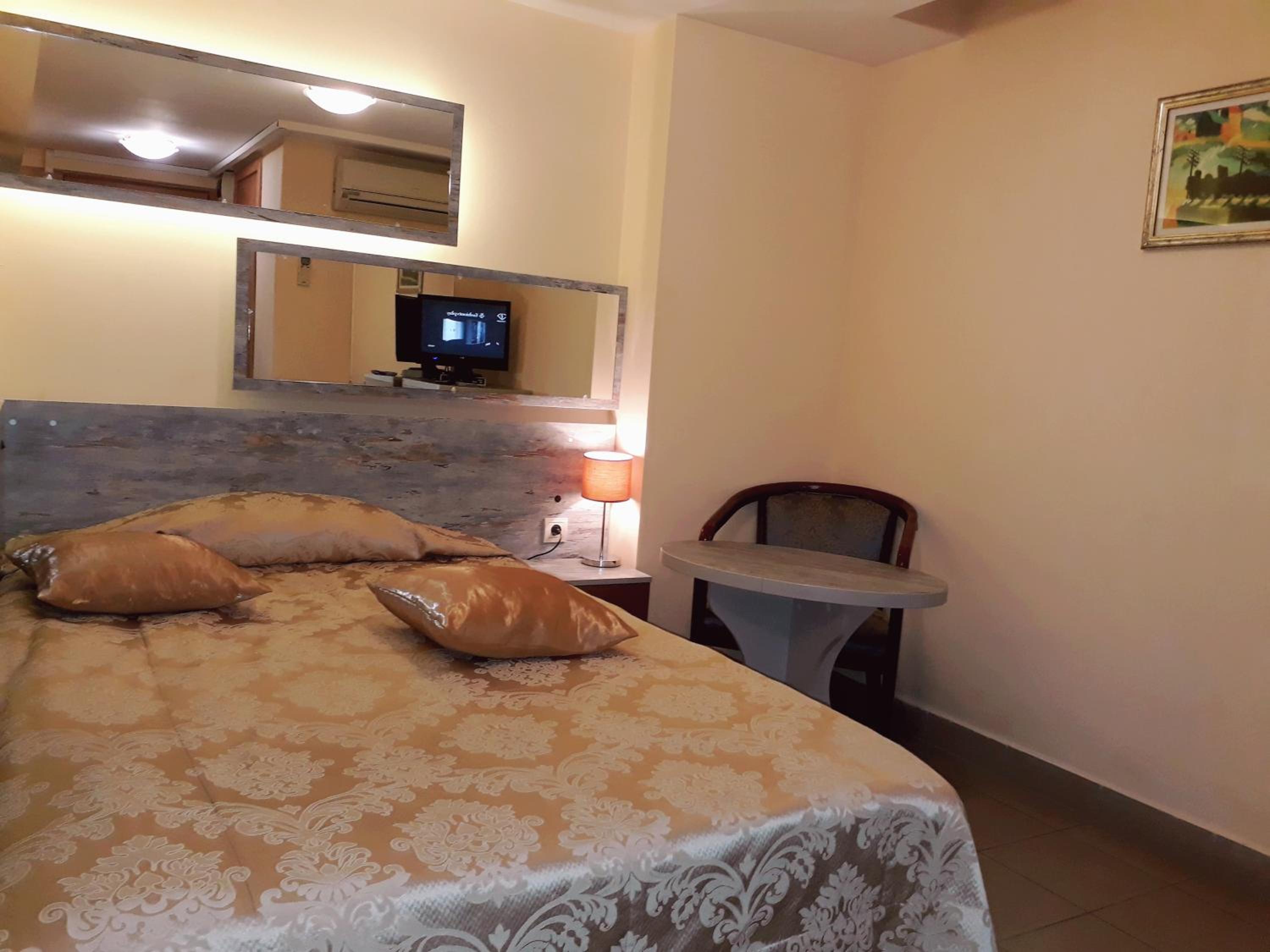 Small Single Room - Basement photo 1