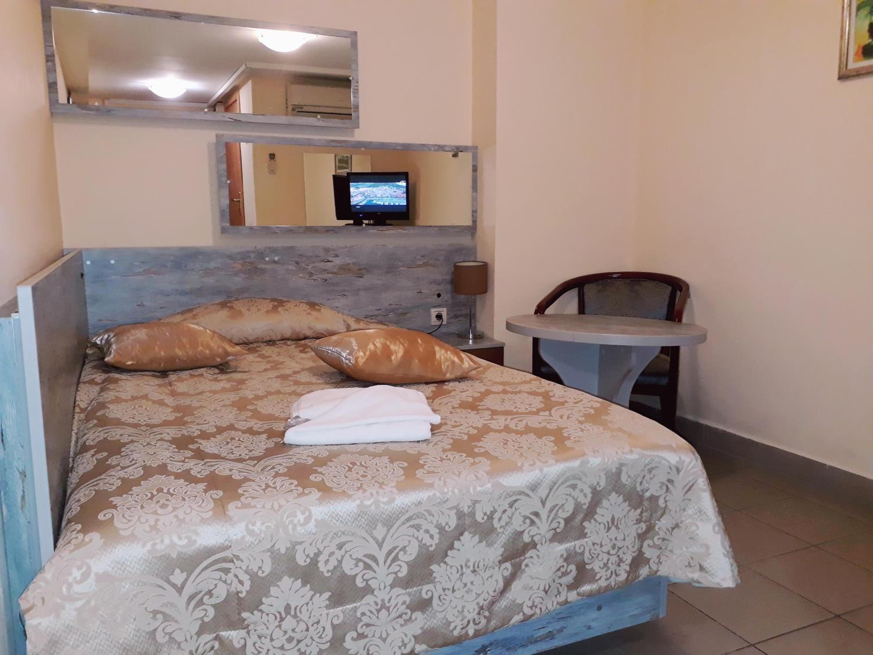 Small Single Room - Basement photo 3
