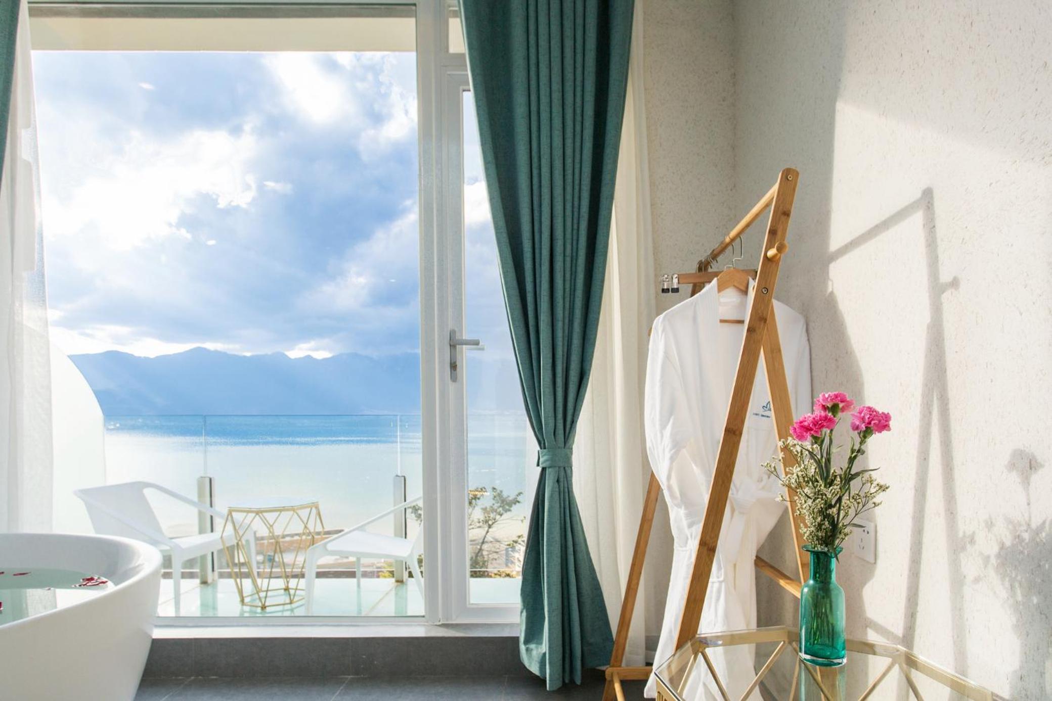 Deluxe Double Room with Balcony and Sea View photo 2