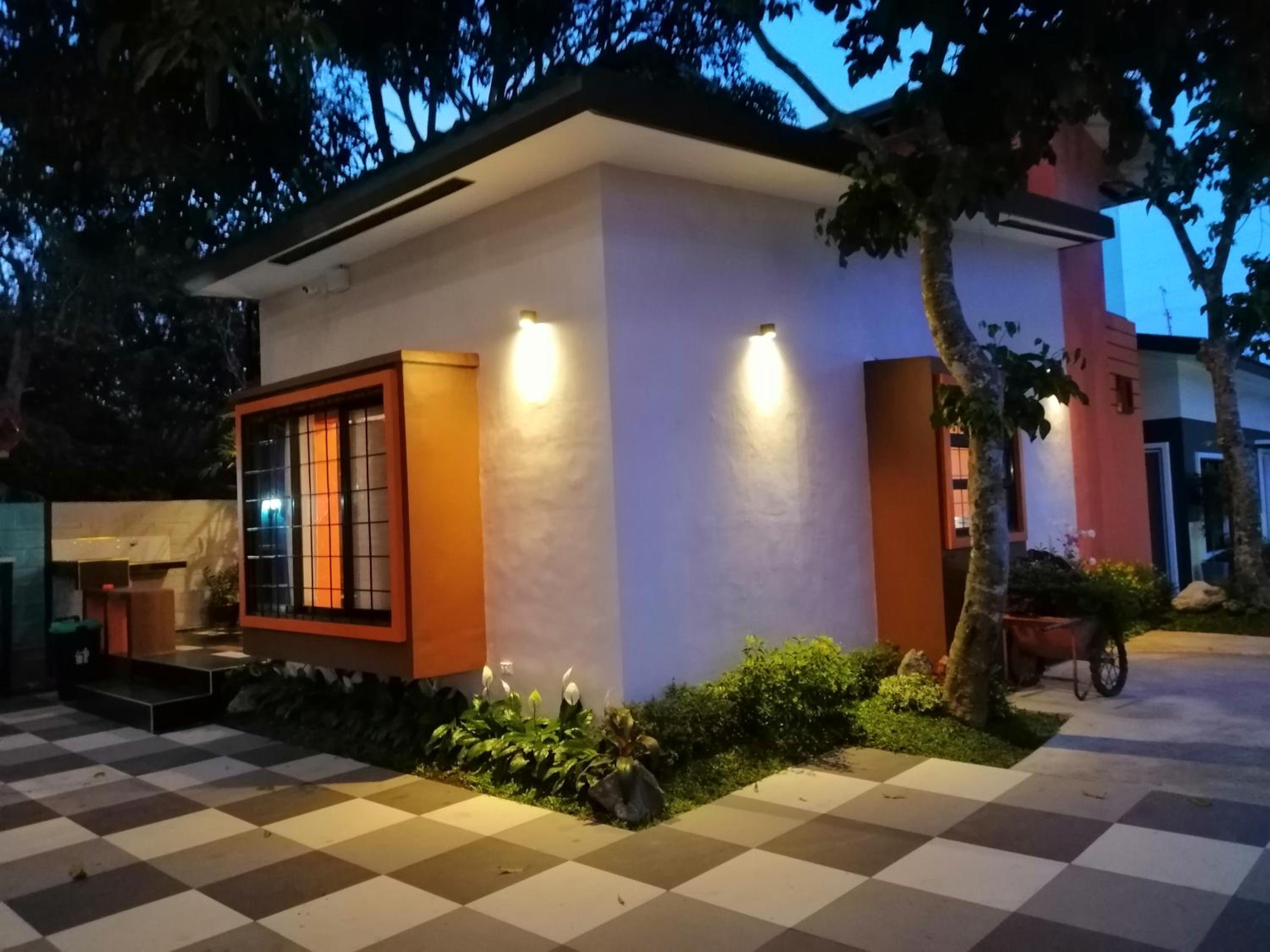 Three-Bedroom House - Photo 4