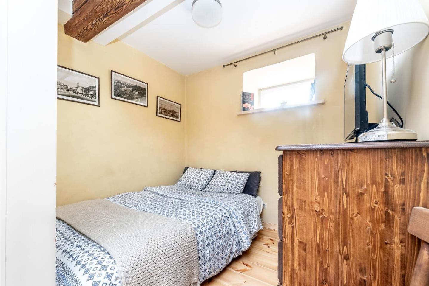 One-Bedroom Apartment - Photo 12
