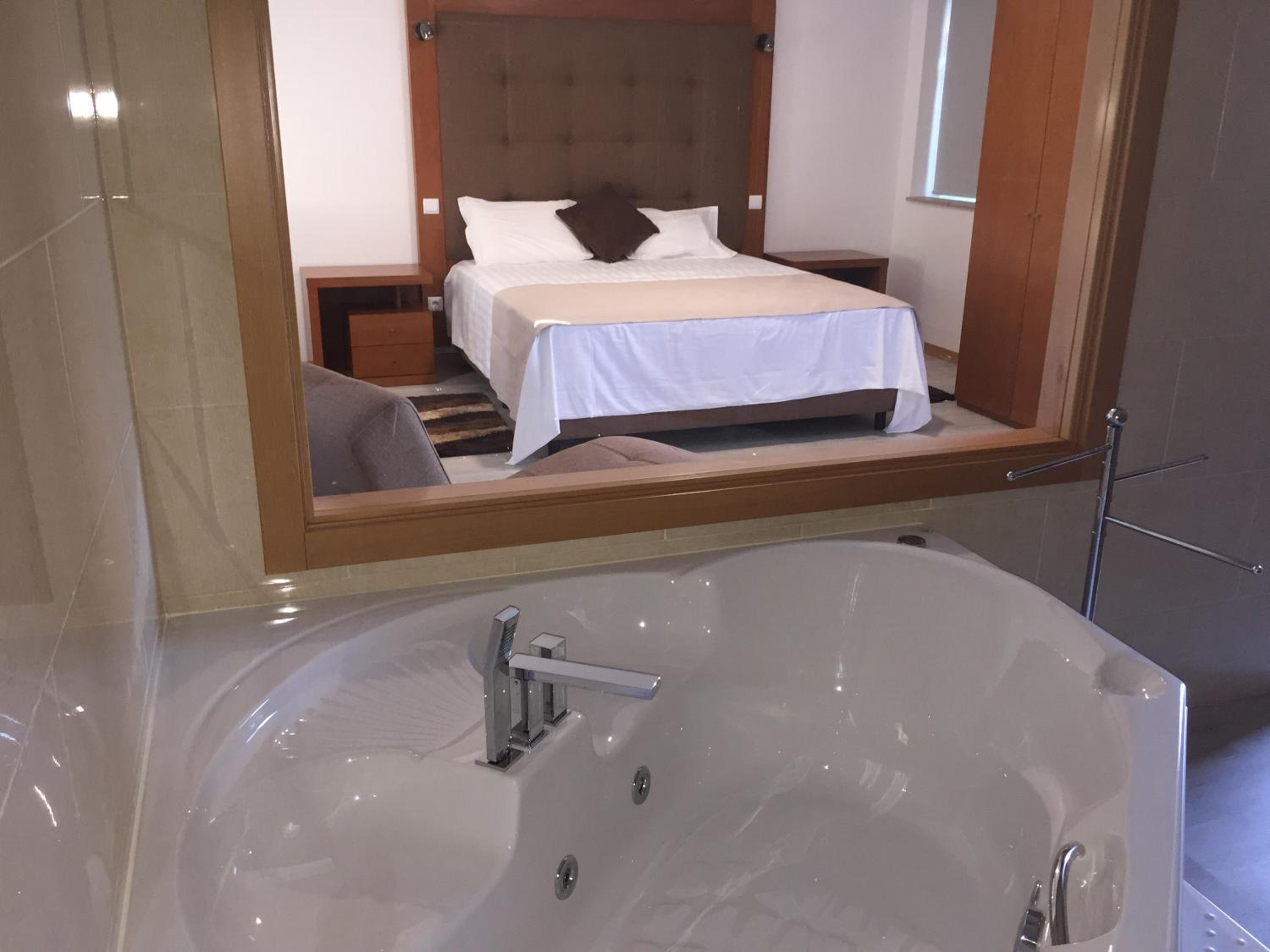King Room with Spa Bath - Photo 8