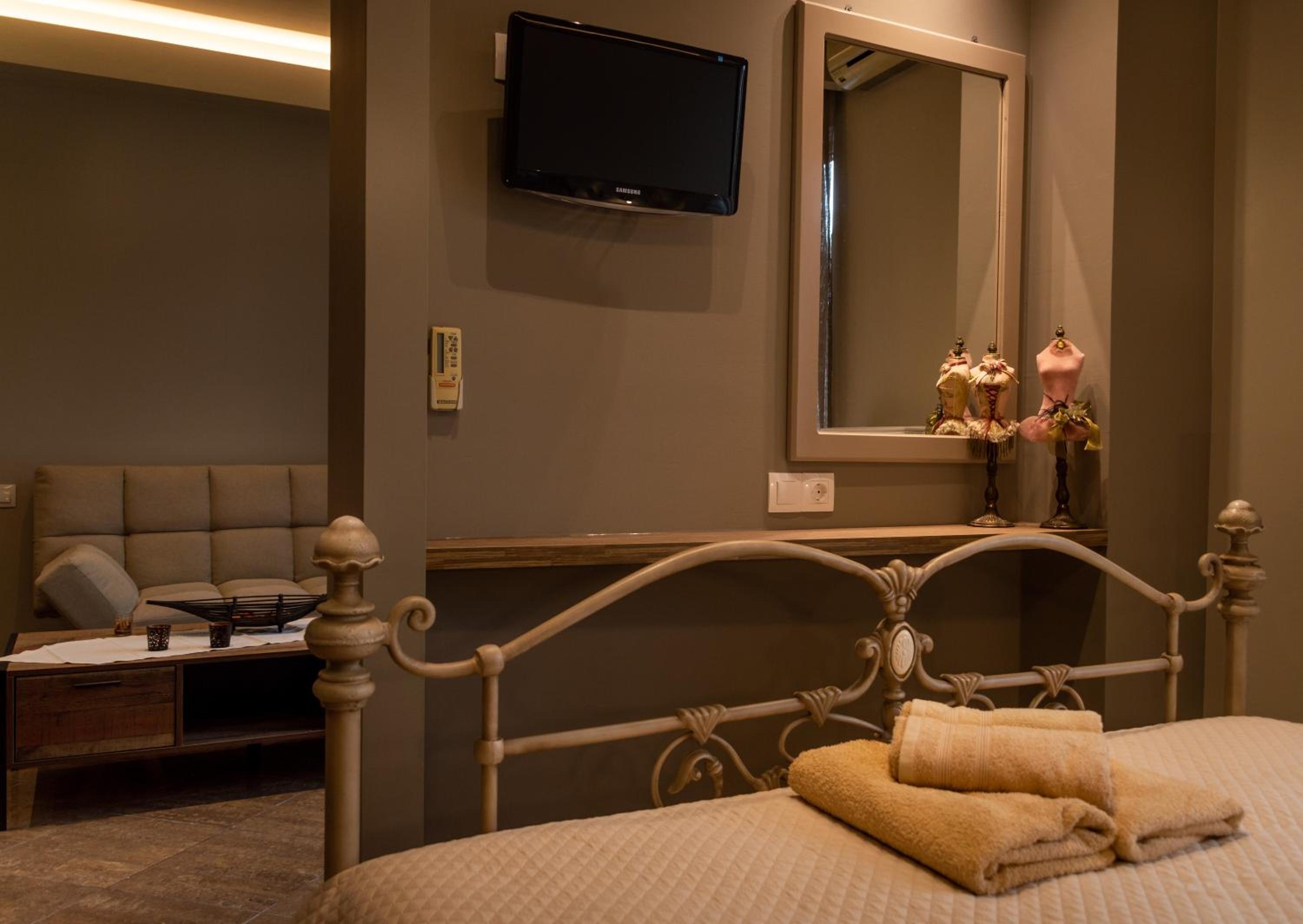 Superior Family Room photo 2