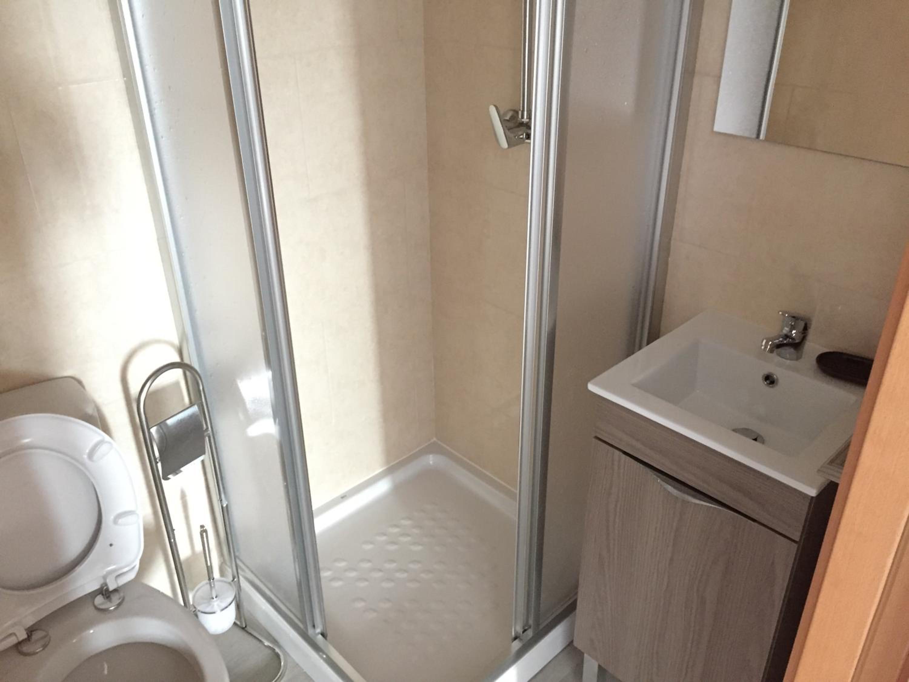 Twin Room with Private Bathroom - Photo 6