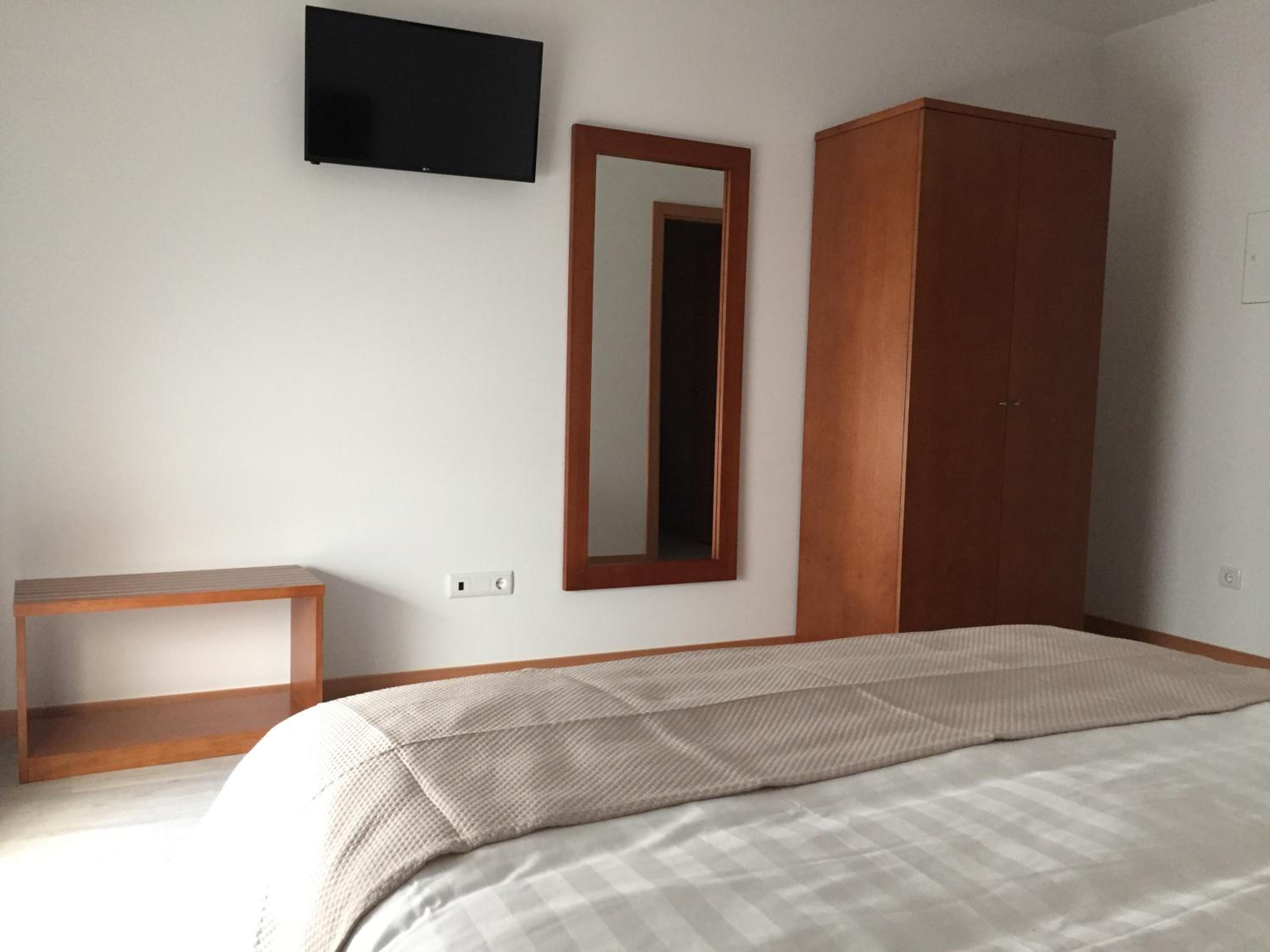 Double Room with Private Bathroom - Photo 2