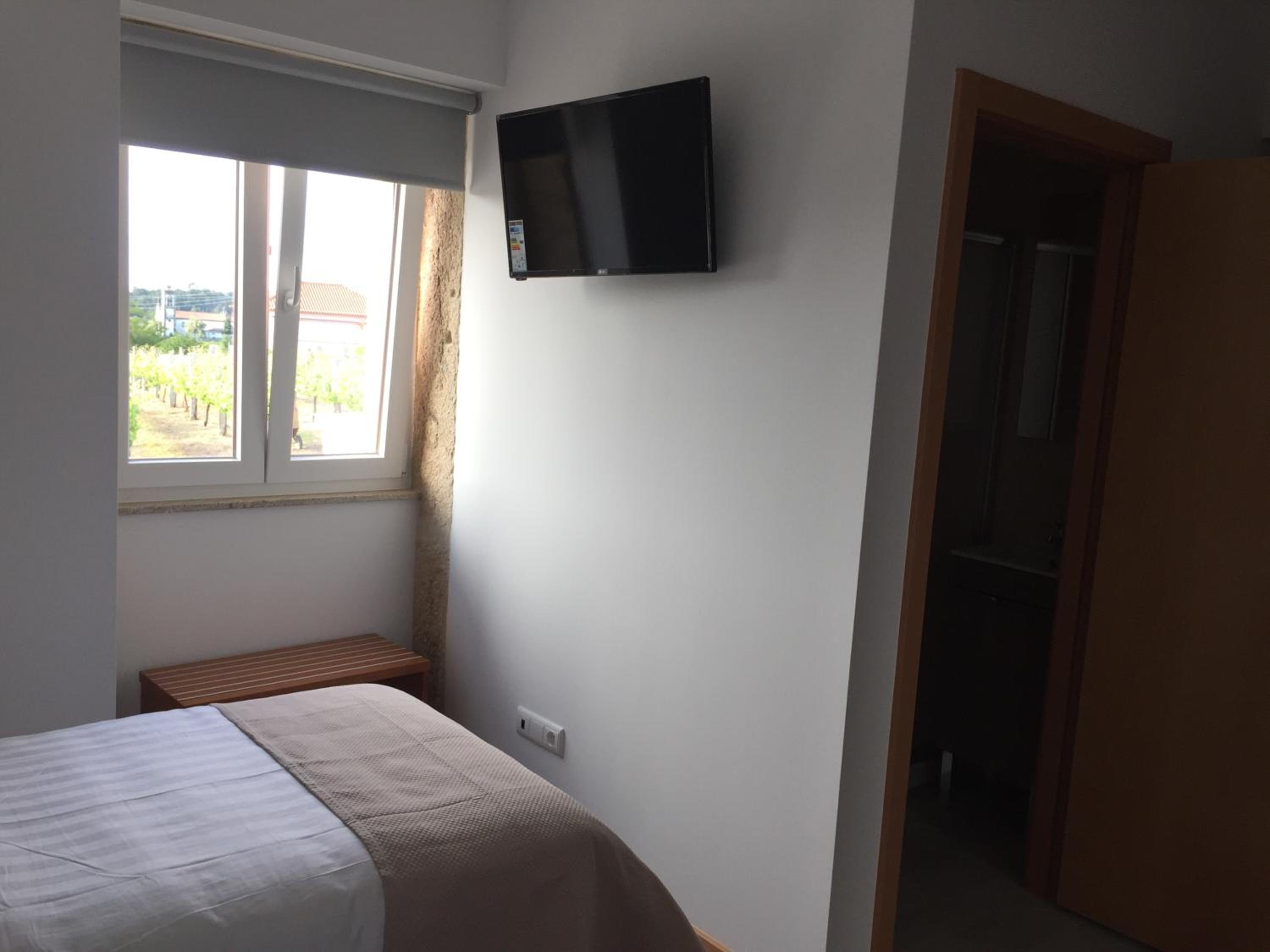 Twin Room with Private Bathroom - Photo 5