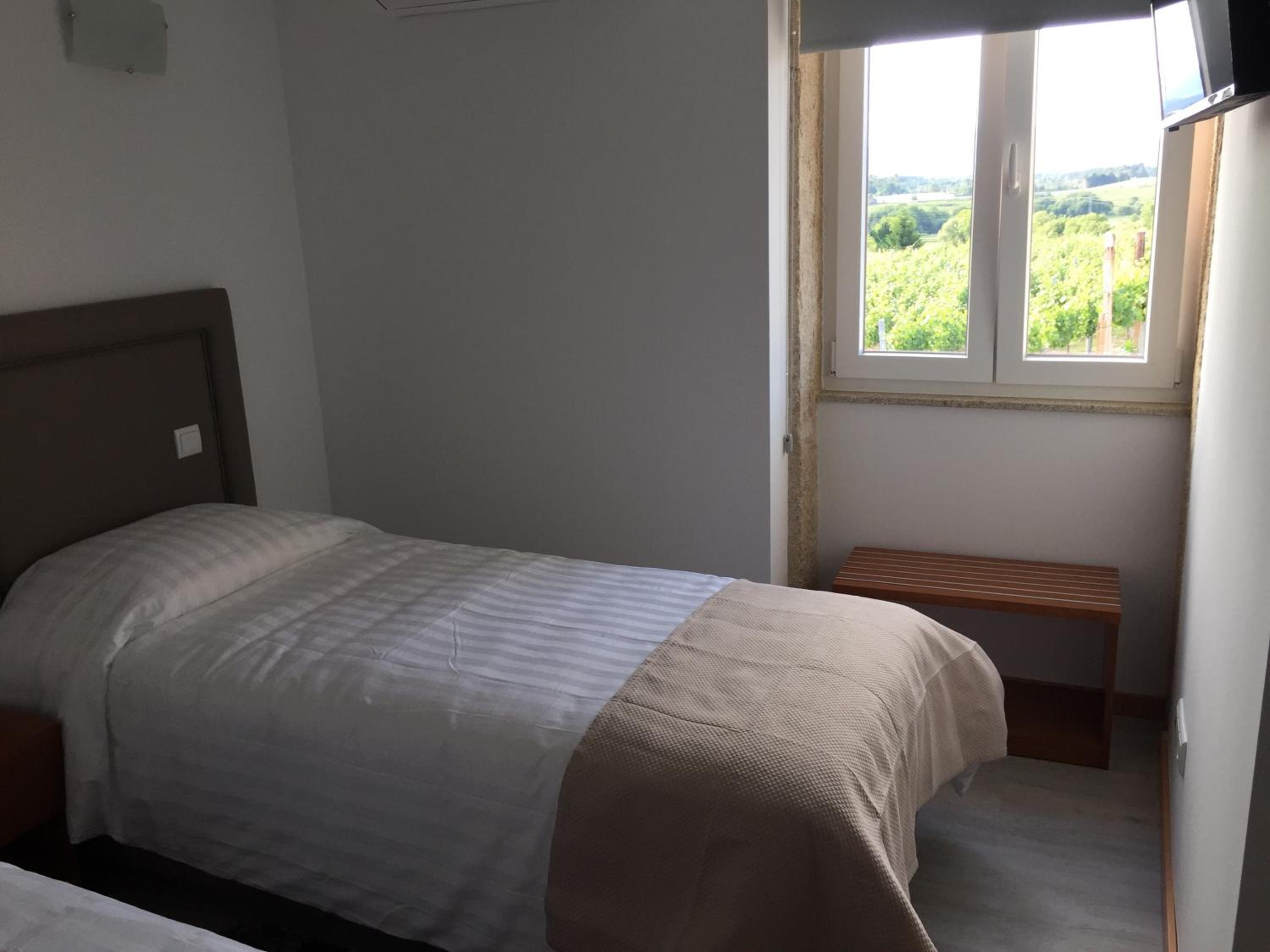Twin Room with Private Bathroom - Photo 3