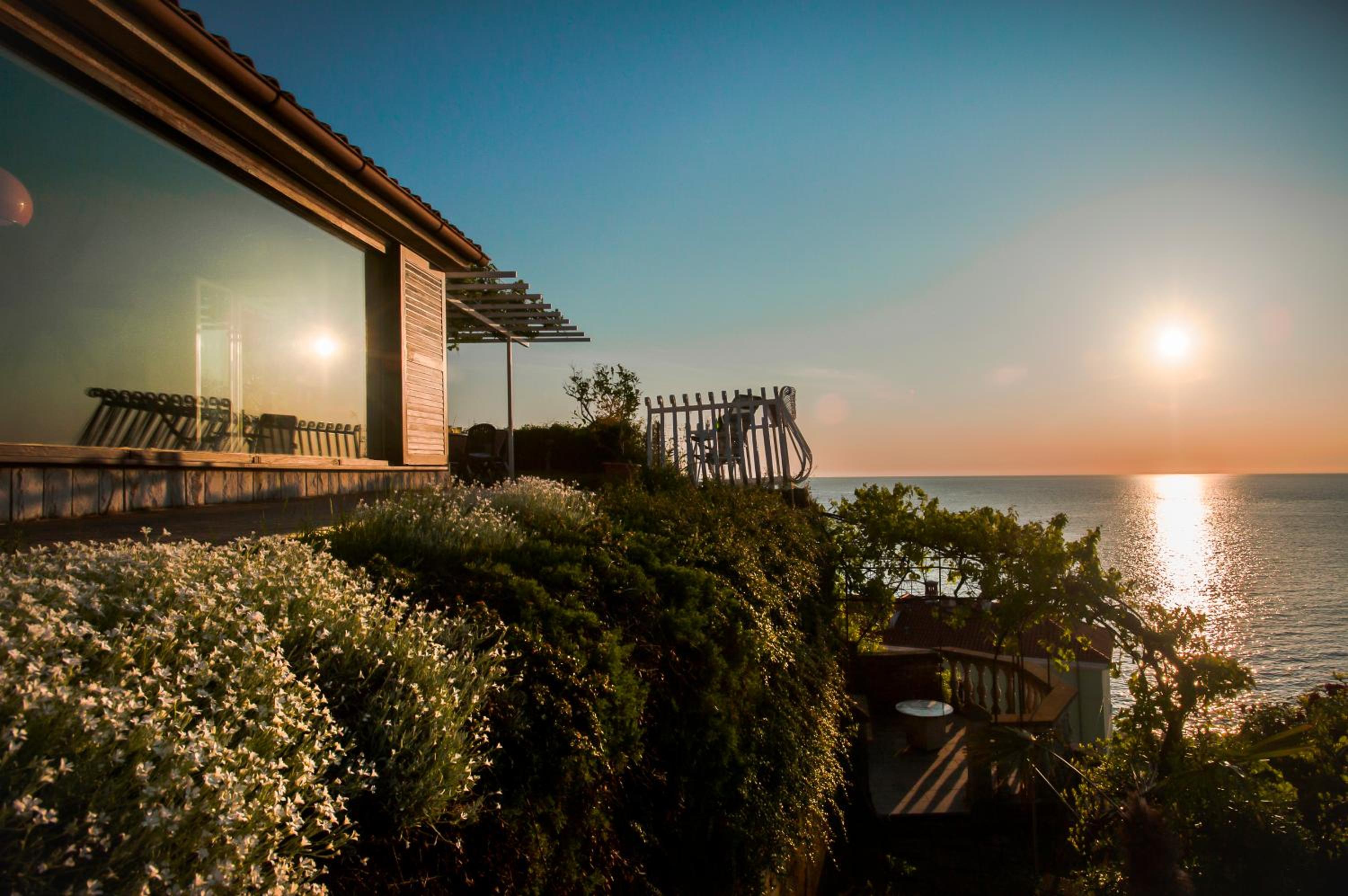 Four-Bedroom House with Sea View photo 2