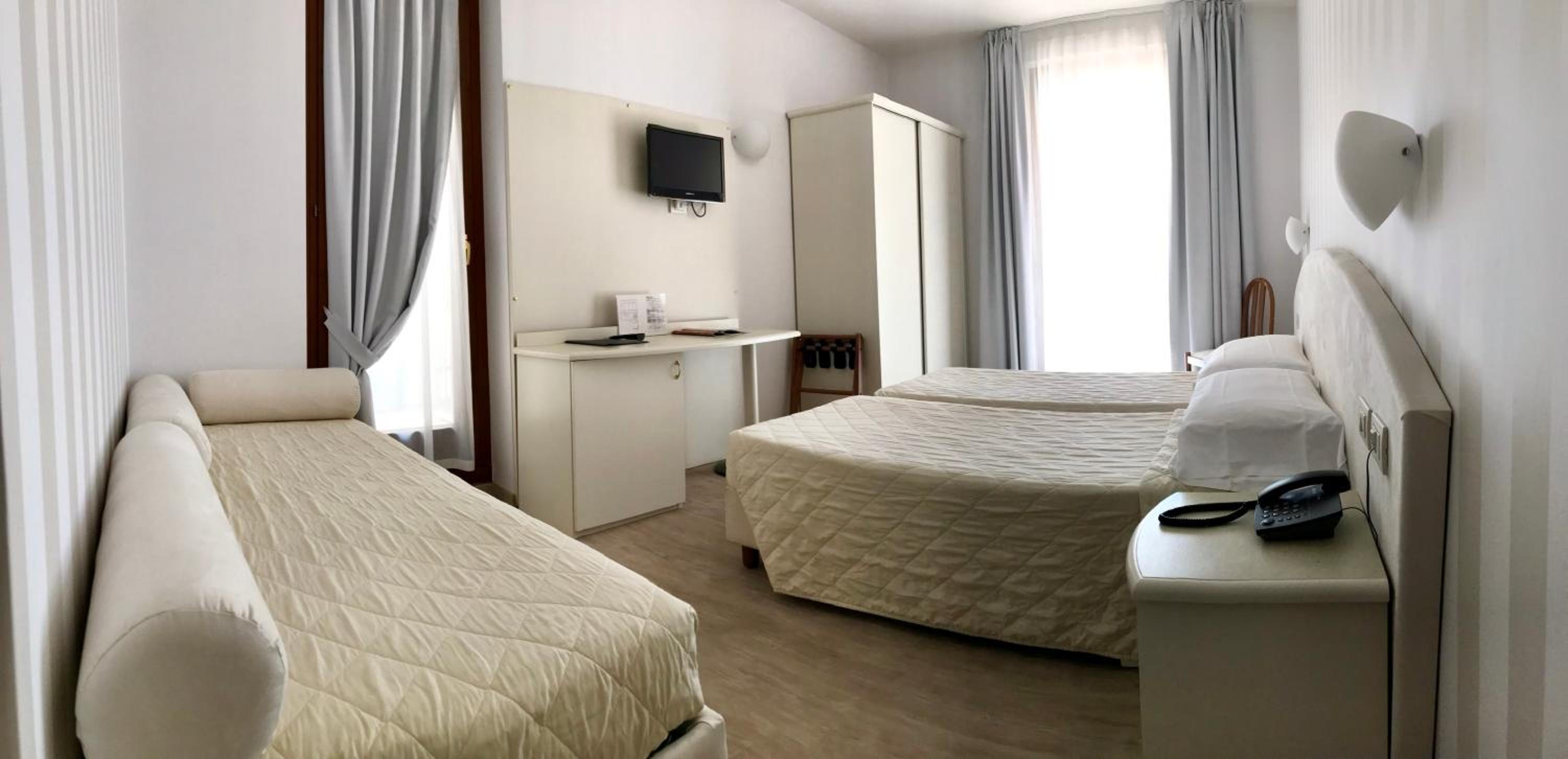 Camera Matrimoniale/Doppia con Letti Singoli con Vista Lago.