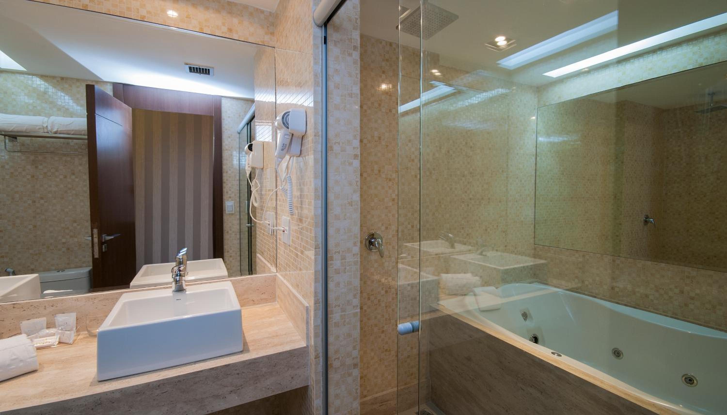 Deluxe Suite with Spa Bath photo 3