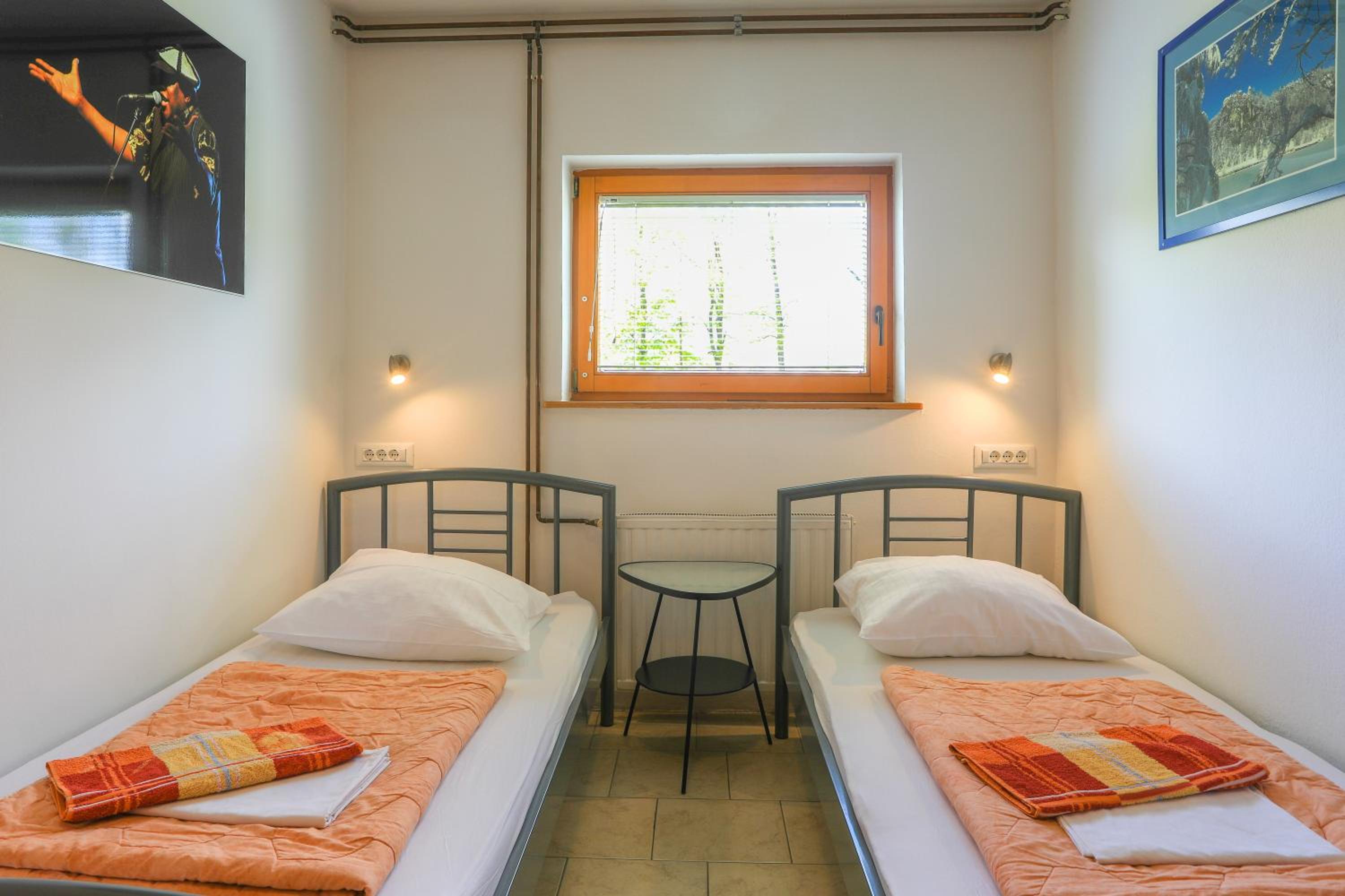 Economy Twin Room With Shared Bathroom photo 2