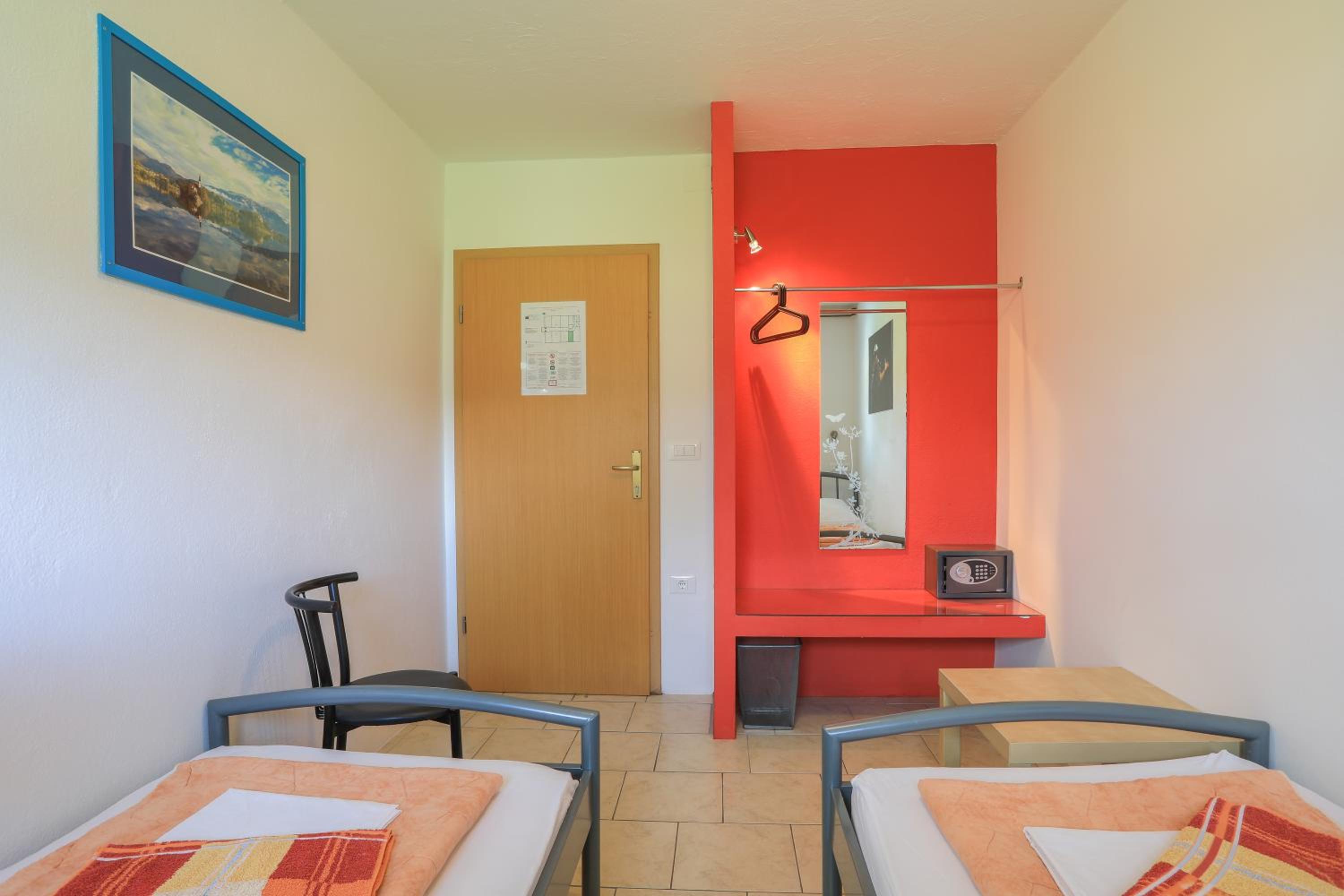 Economy Twin Room With Shared Bathroom photo 3