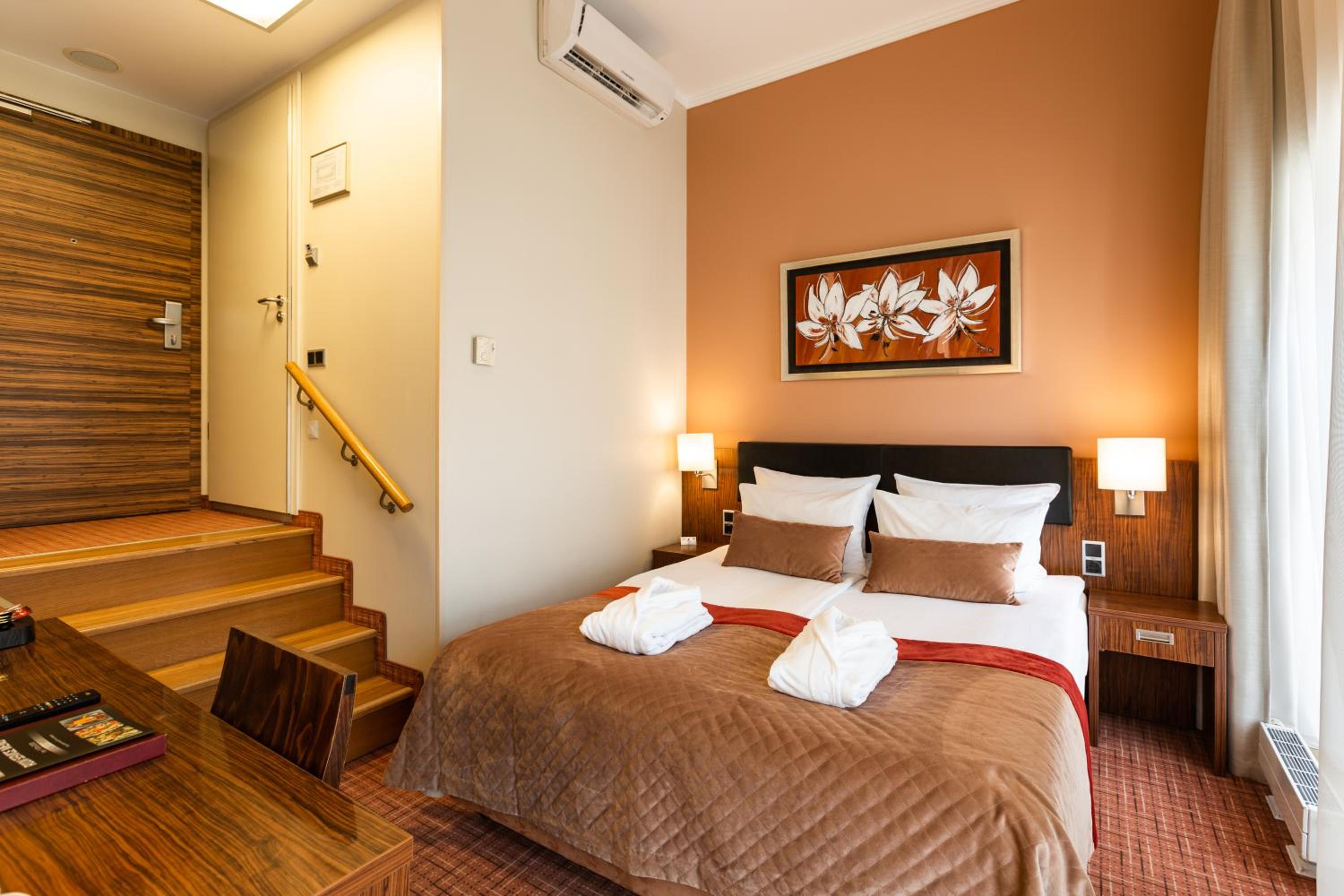 Standard Double or Twin Room - Photo 5