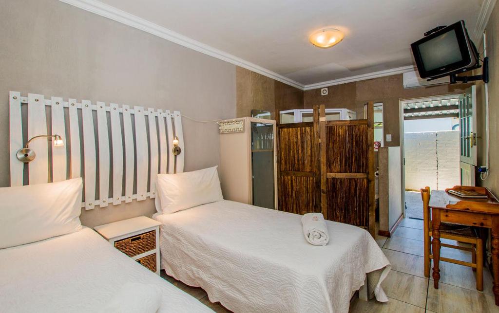 Double or Twin Room with Bathroom photo 2