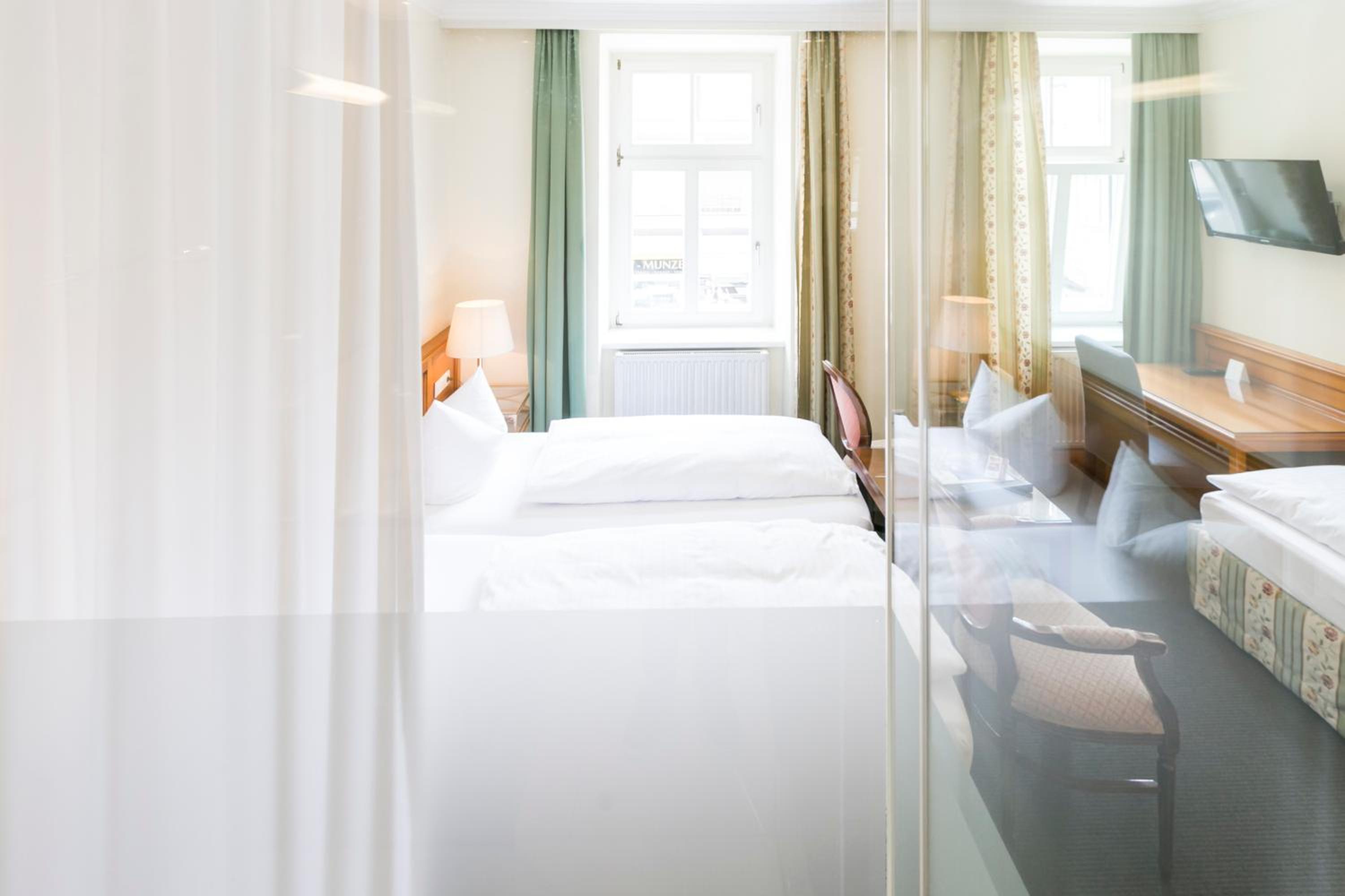 Business Triple (Glass Bathroom) Room - Photo 5