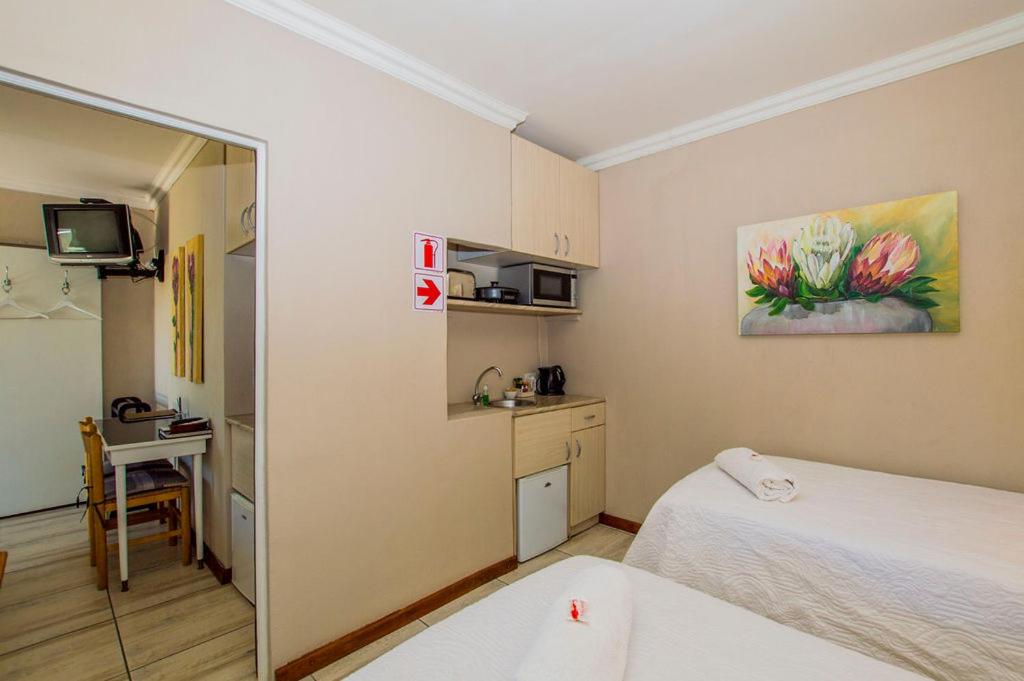 Double or Twin Room with Bathroom photo 3