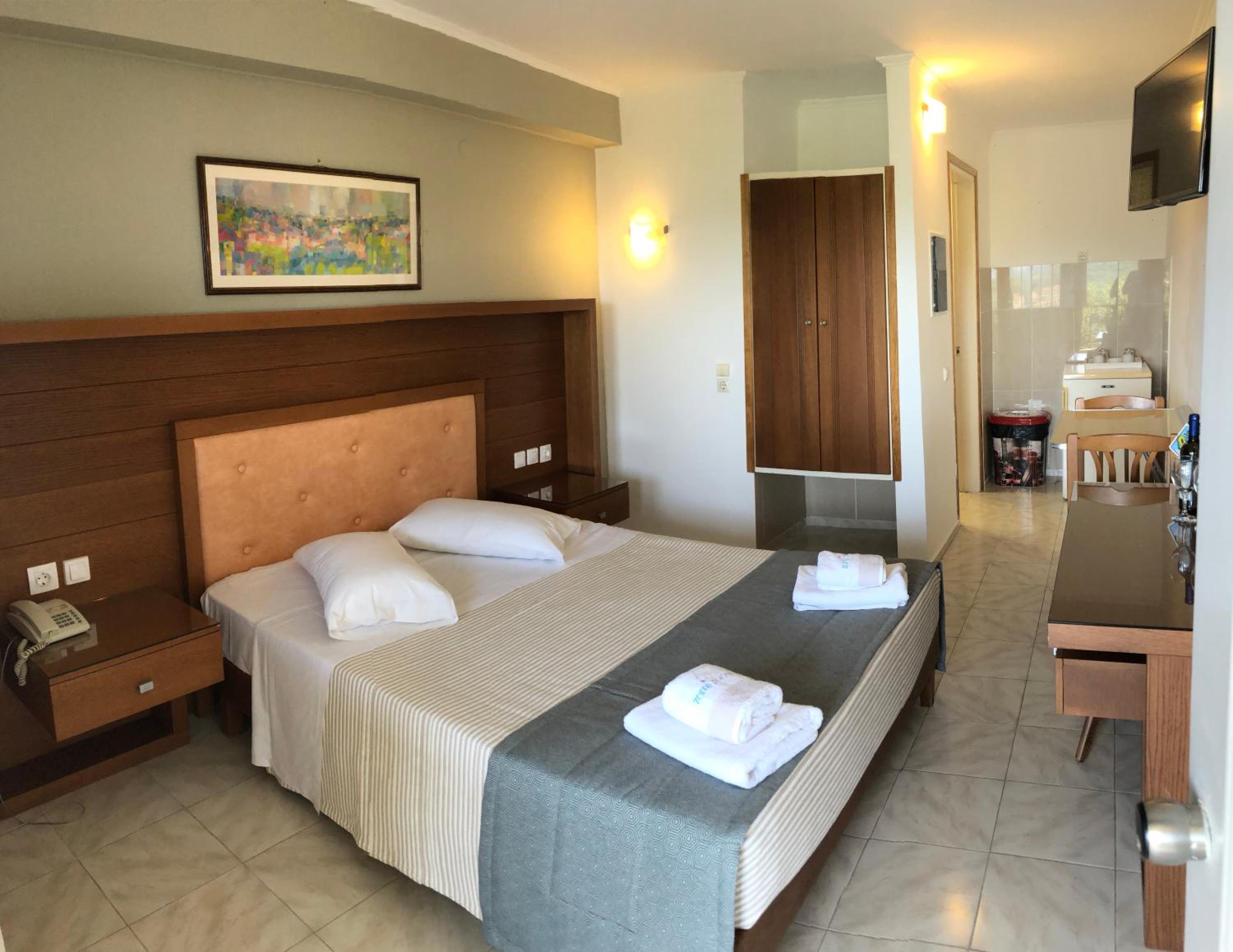 Economy Double or Twin Room with Partial Sea View - Photo 1