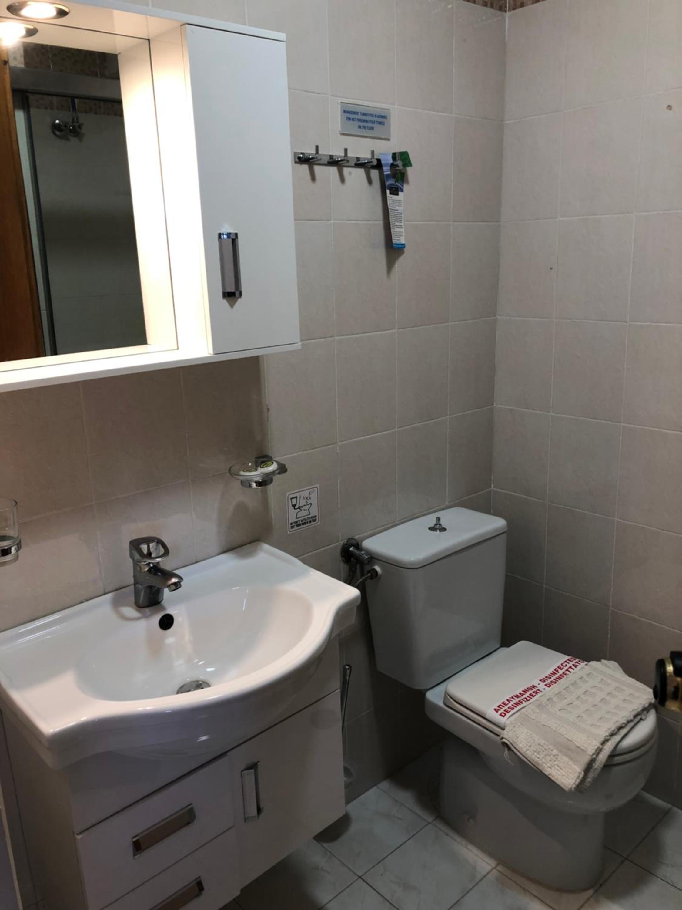 Economy Double or Twin Room with Partial Sea View - Photo 3