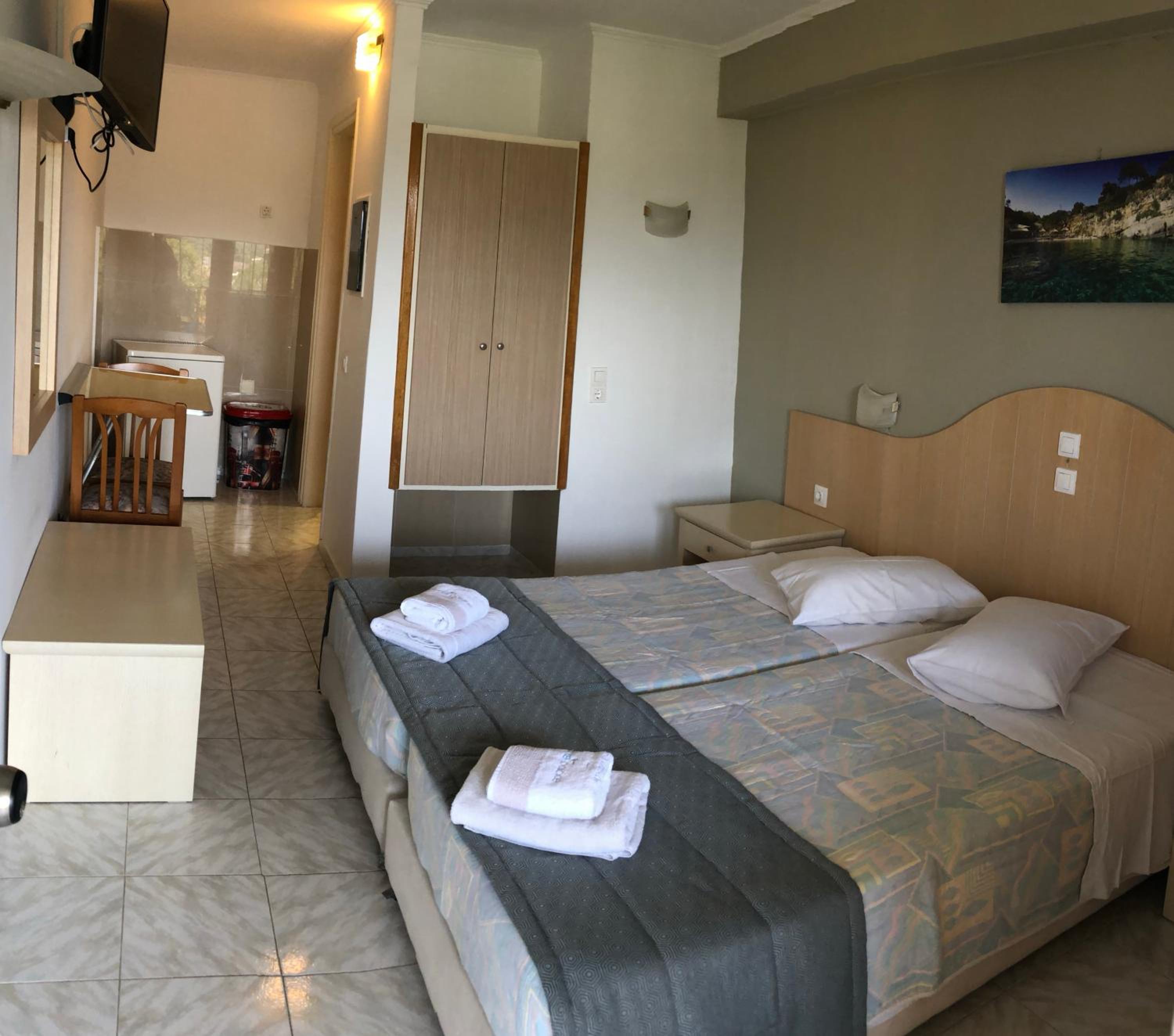 Economy Double or Twin Room with Partial Sea View - Photo 5