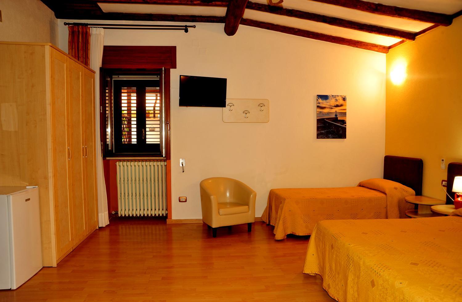 Triple Room with Private Bathroom photo 3