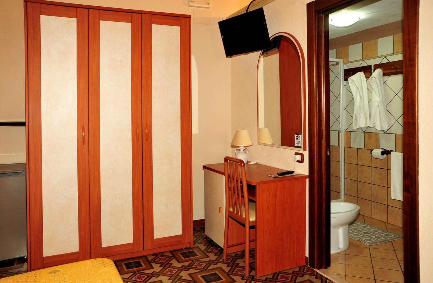 Double or Twin Room with Private Bathroom photo 2