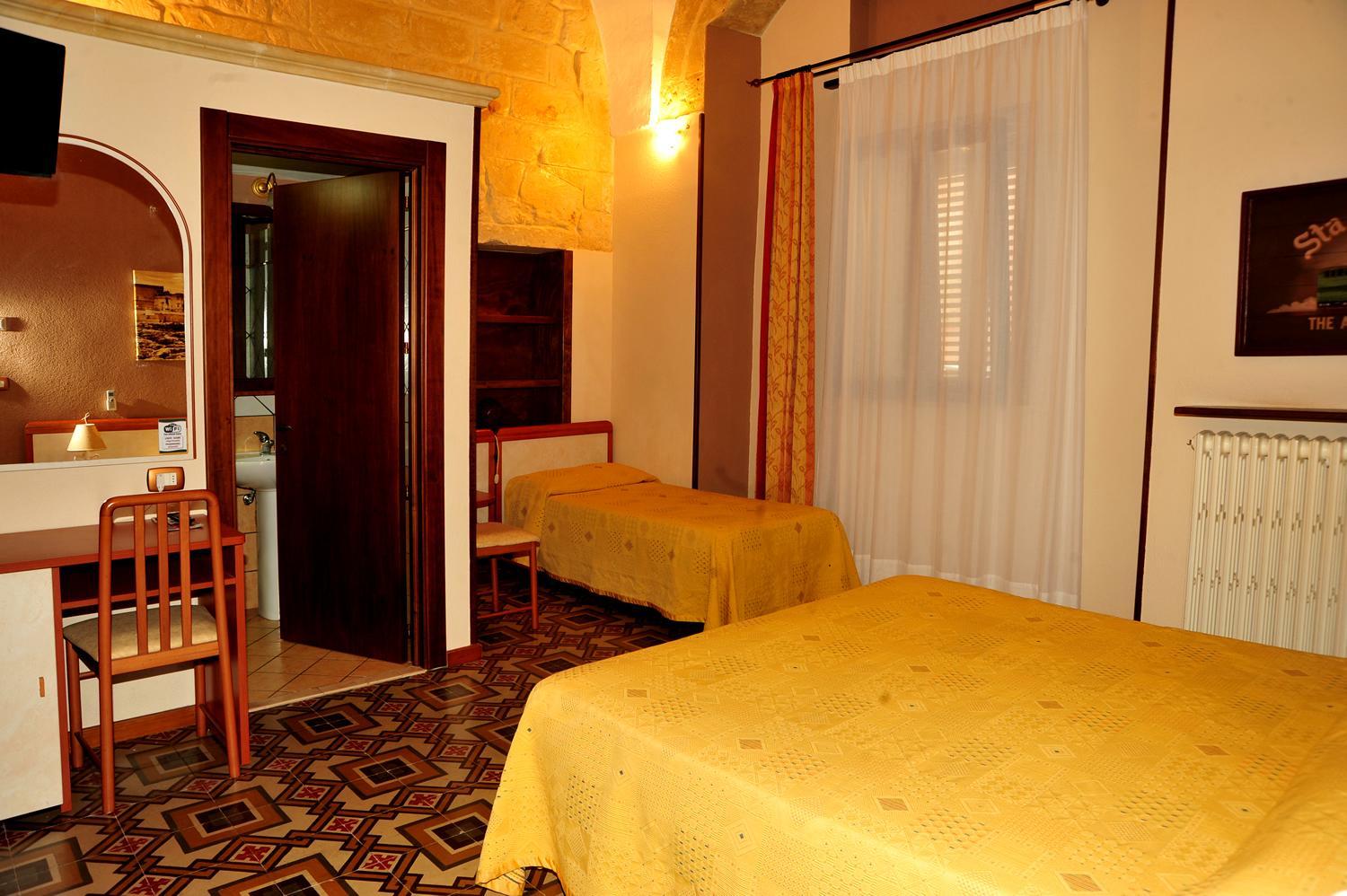 Double or Twin Room with Private Bathroom photo 3