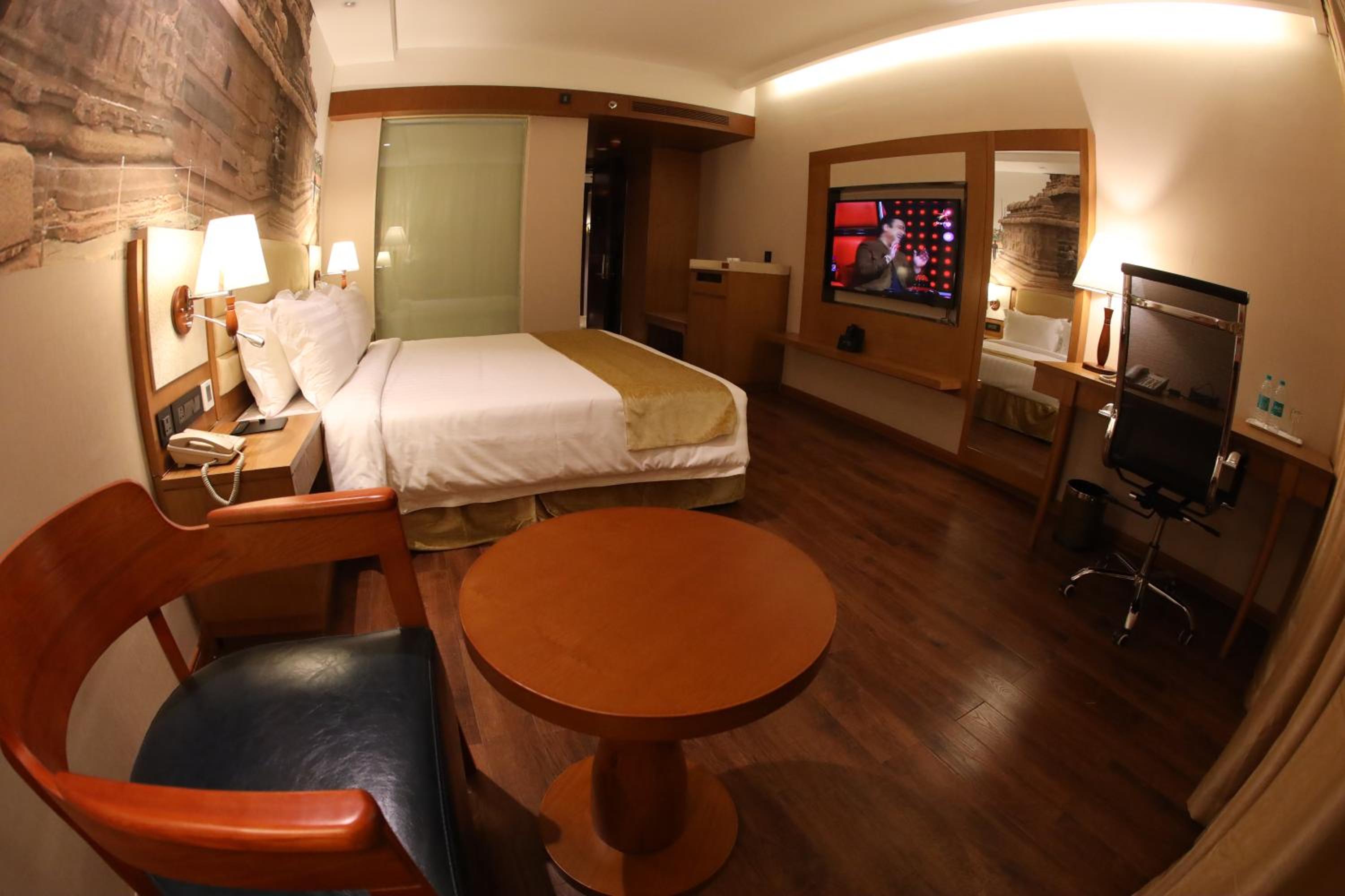 Deluxe Twin / King Room  - Photo 1