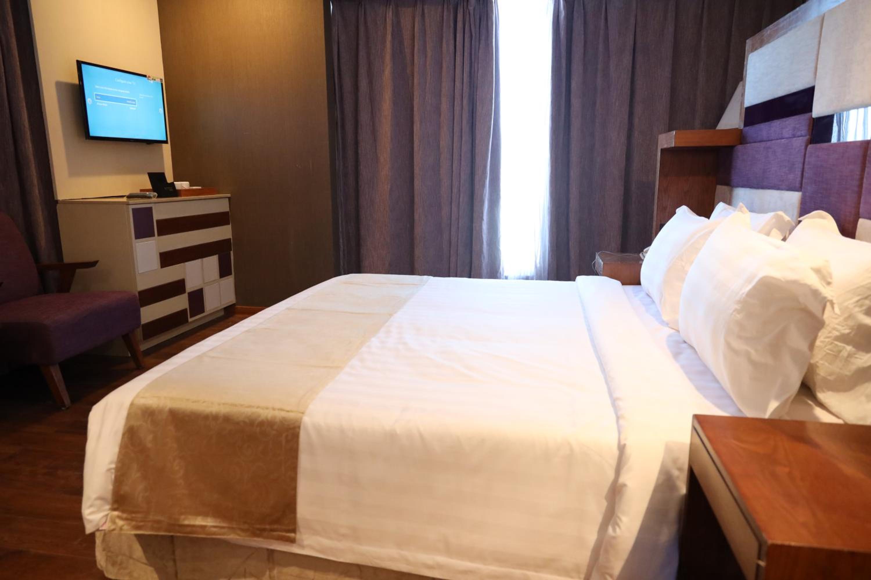 Queen Suite with 15% Discount on Food and Soft Beverages - Photo 6