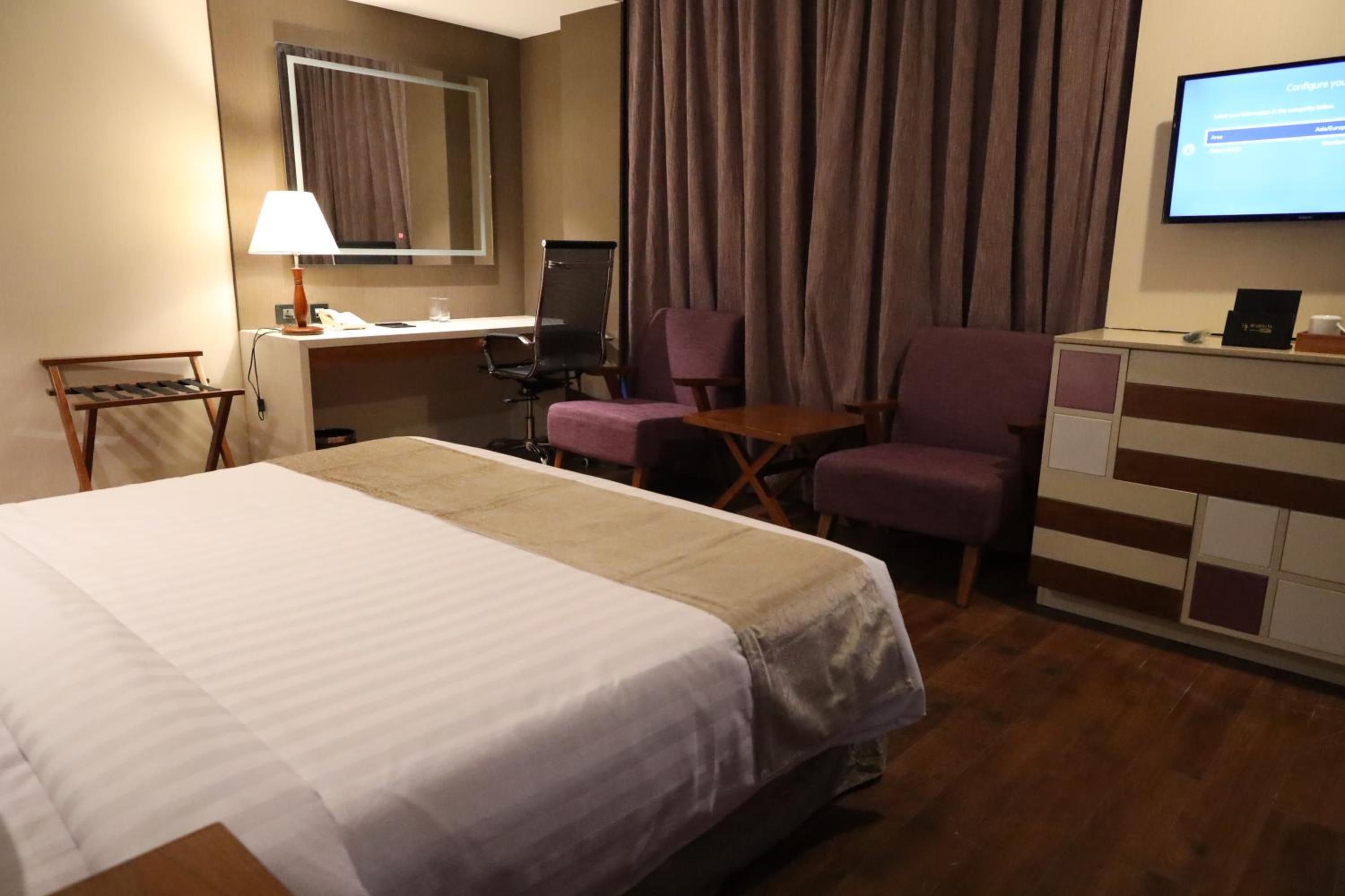 Queen Suite with 15% Discount on Food and Soft Beverages - Photo 1