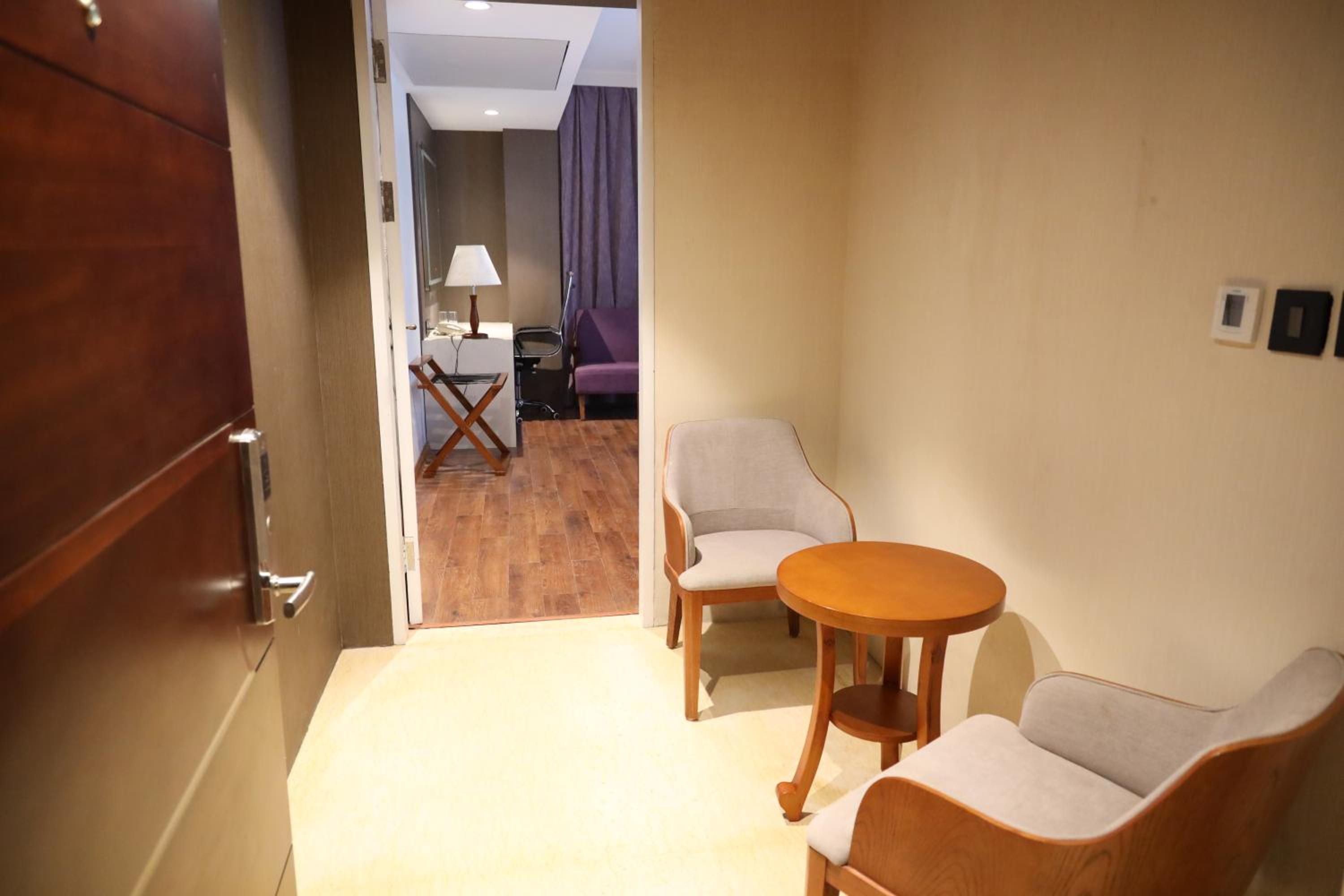 Queen Suite with 15% Discount on Food and Soft Beverages - Photo 7